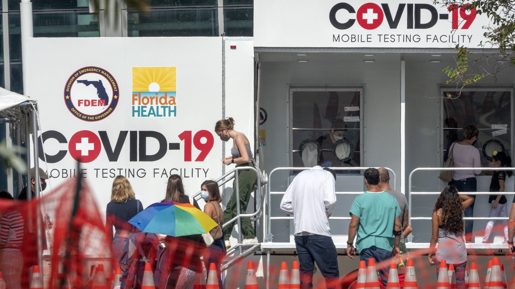 epa08818746 People queue to get the COVID-19 coronavirus walk-up testing service at the Mobile Testing Facility at Miami Beach Convention Center in Miami Beach, Florida, USA, 13 November 2020.  EPA/CRISTOBAL HERRERA-ULASHKEVICH