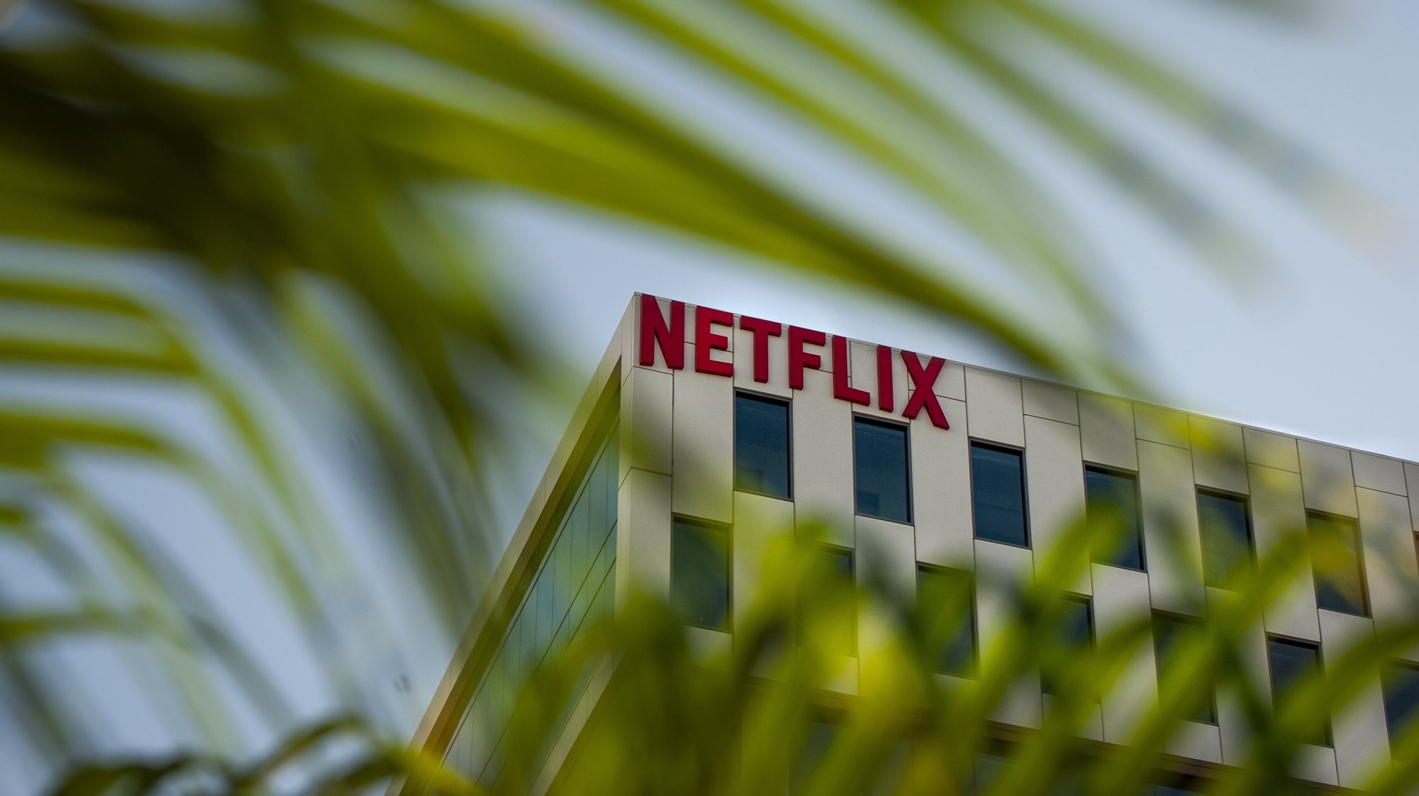 epa08945688 (FILE) - A Netflix logo hangs on the company&#039;s headquarters in Los Angeles, California, USA, 18 October 2019 (reissued 18 January 2021). Netflix will publish their 4th quarter 2020 results on 19 January 2021.  EPA/CHRISTIAN MONTERROSA *** Local Caption *** 55559865