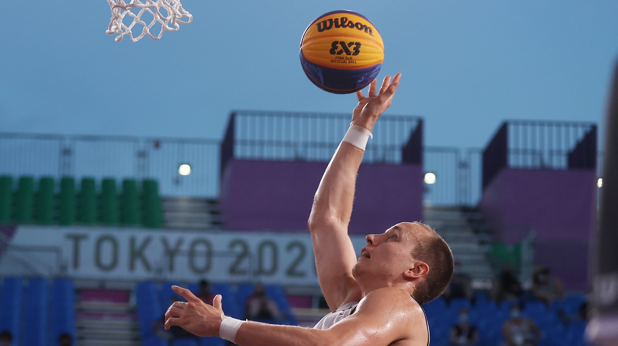 epa09373655 Nick Celis of Belgium in action during the Men&#039;s Semifinal match between Belgium and Latvia during the 3x3 Basketball events of the Tokyo 2020 Olympic Games at the Aomi Urban Sports Park in Tokyo, Japan, 28 July 2021.  EPA/FAZRY ISMAIL
