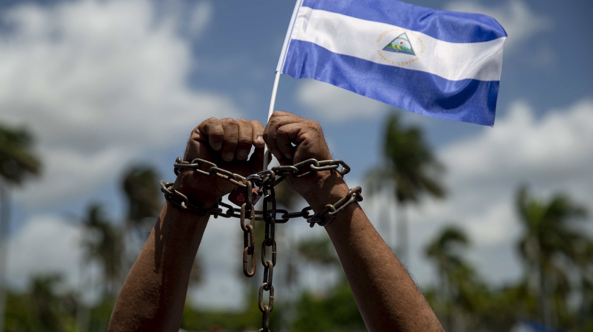 epaselect epa07652920 A man with chains in his hands and a Nicaraguan flag participates in a mass of thanksgiving for the release of what the opposition considers &#039;political prisoners&#039; at the Metropolitan Cathedral of Managua, in Managua, Nicaragua, 16 June 2019. Between 27 February and 11 June, the Government has released some 442 people who were imprisoned for participating in protests against President Ortega, of which the last 106 did so under the Amnesty Law.  EPA/JORGE TORRES
