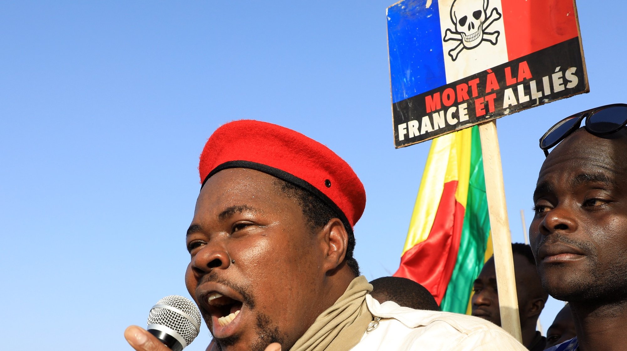 Os malianos protestam contra as tropas francesas. O lider da manifestação é Adama Ben Diarra