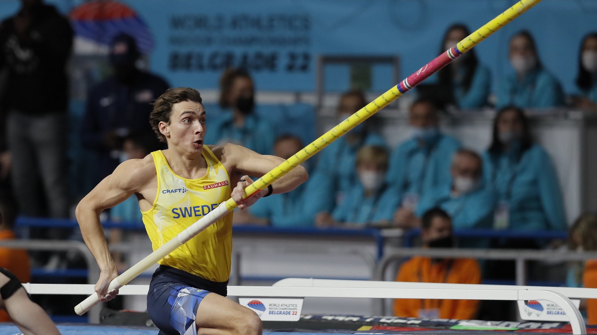 epa09839692 Armand Duplantis of Sweden performs an attempt before to set a new World Record mark at 6.20 meters high during the men&#039;s Pole Vault final at the IAAF World Athletics Indoor Championships in Belgrade, Serbia, 20 March 2022.  EPA/ROBERT GHEMENT