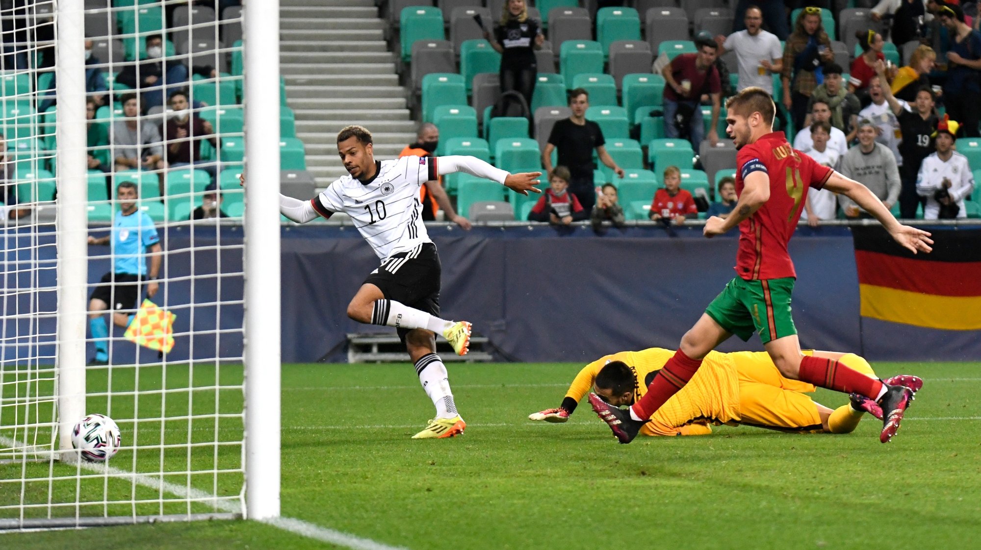 Nmecha marcou desta forma, no início da segunda parte, o golo que valeria à Alemanha o terceiro título no Europeu Sub-21
