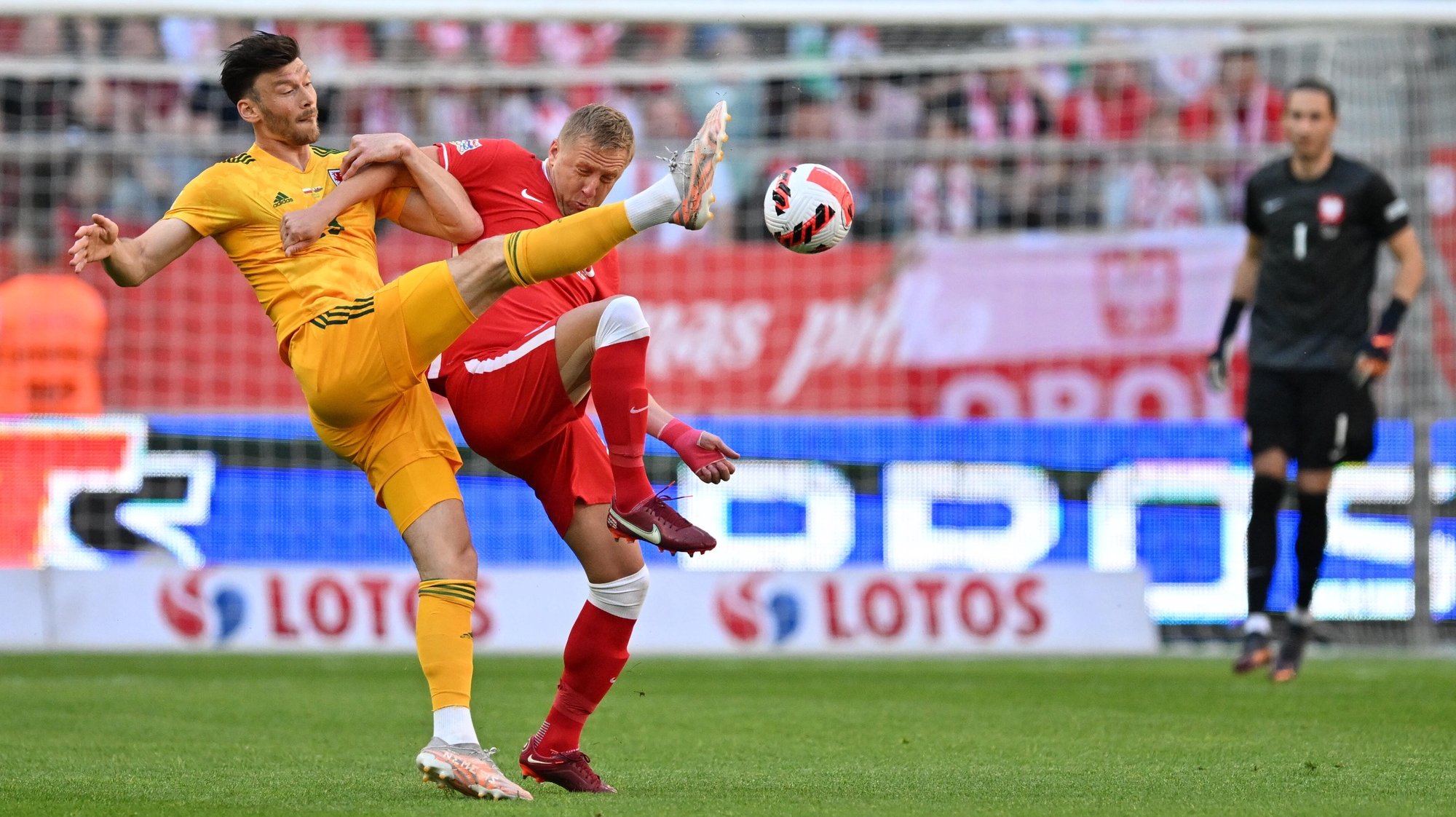 epa09990113 Kamil Glik (R) of Poland and Kieffer Moore (L) of Wales in action during the UEFA Nations League soccer match between Poland and Wales at the Arena Wroclaw, in Wroclaw, southwestern Poland, 01 June 2022.  EPA/Maciej Kulczynski POLAND OUT