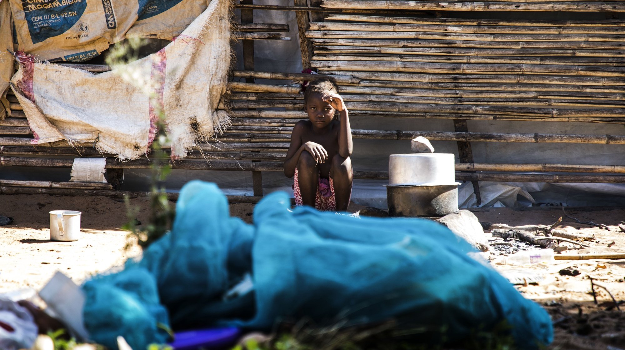 Uma criança da família de Vicente Tiago (ausente da foto) que conta 30 pessoas que fugiram dos ataques armados de Muidumbe, Cabo Delgado, e se refugiaram numa pequena casa precária na zona de Chiuba, Cidade de Pemba, 21 de julho de 2020. É uma de milhares de famílias que carecem de ajuda alimentar na crise humanitária que afeta a província do norte de Moçambique.  (ACOMPANHA TEXTO DE 22/07/2020) RICARDO FRANCO/LUSA