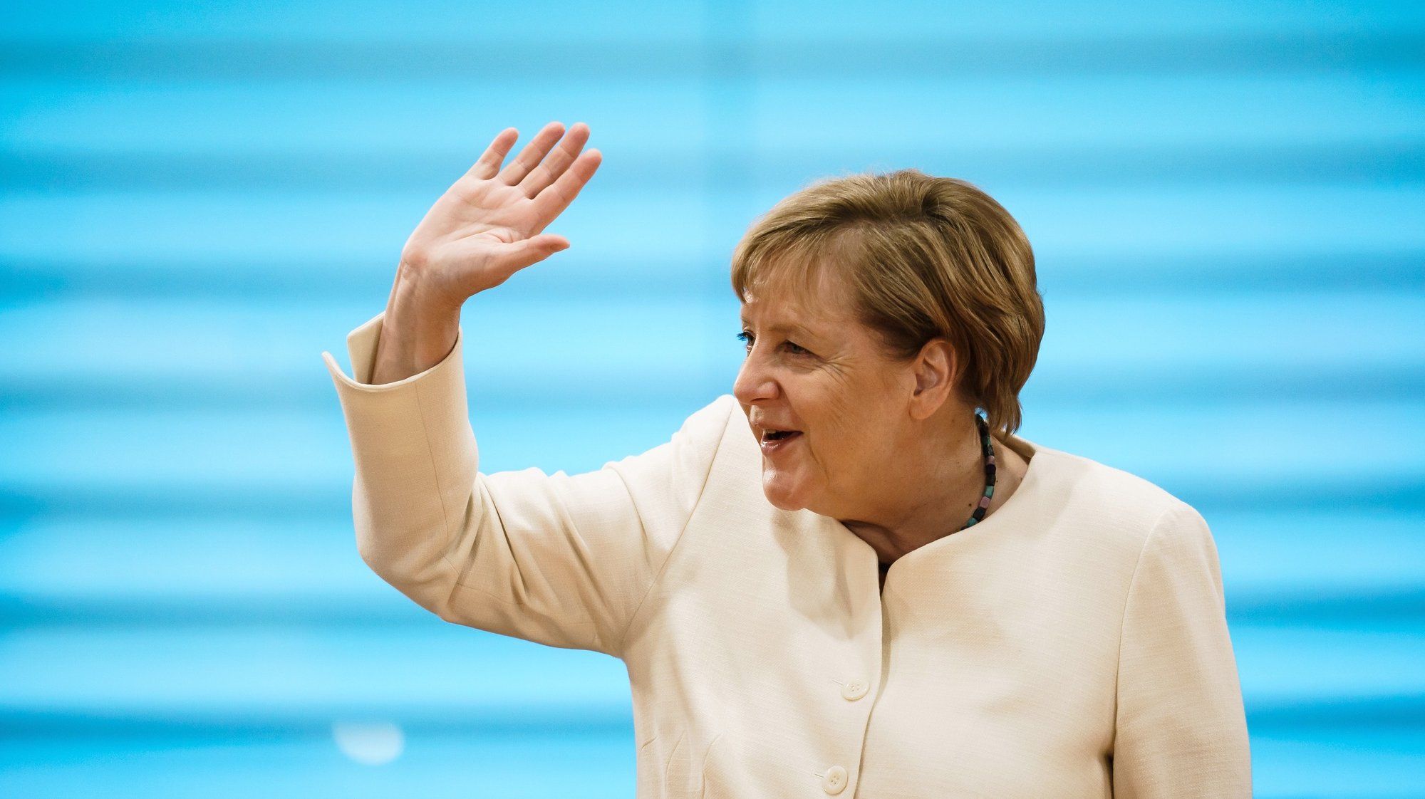 epa08689862 German Chancellor Angela Merkel waves during the beginning of the weekly meeting of the German Federal cabinet in the conference hall of the Chancellery in Berlin, Germany, 23 September 2020. The ministers and the Chancellor are expected to discuss, among others, the budget policy of the Federal Government.  EPA/CLEMENS BILAN / POOL