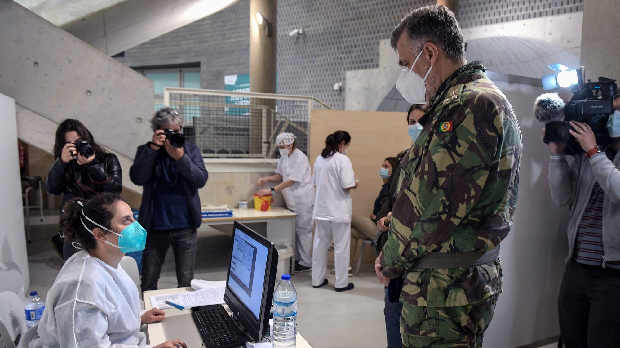 O coordenador nacional da Task Force para o plano de vacinação contra a Covid-19 em Portugal, vice-almirante Henrique de Gouveia e Melo visita o Centro de Vacinação de Gondomar (ACES Gondomar), instalado no Pavilhão Multiusos em Gondomar. 18 de Abril 2021. FERNANDO VELUDO/LUSA
