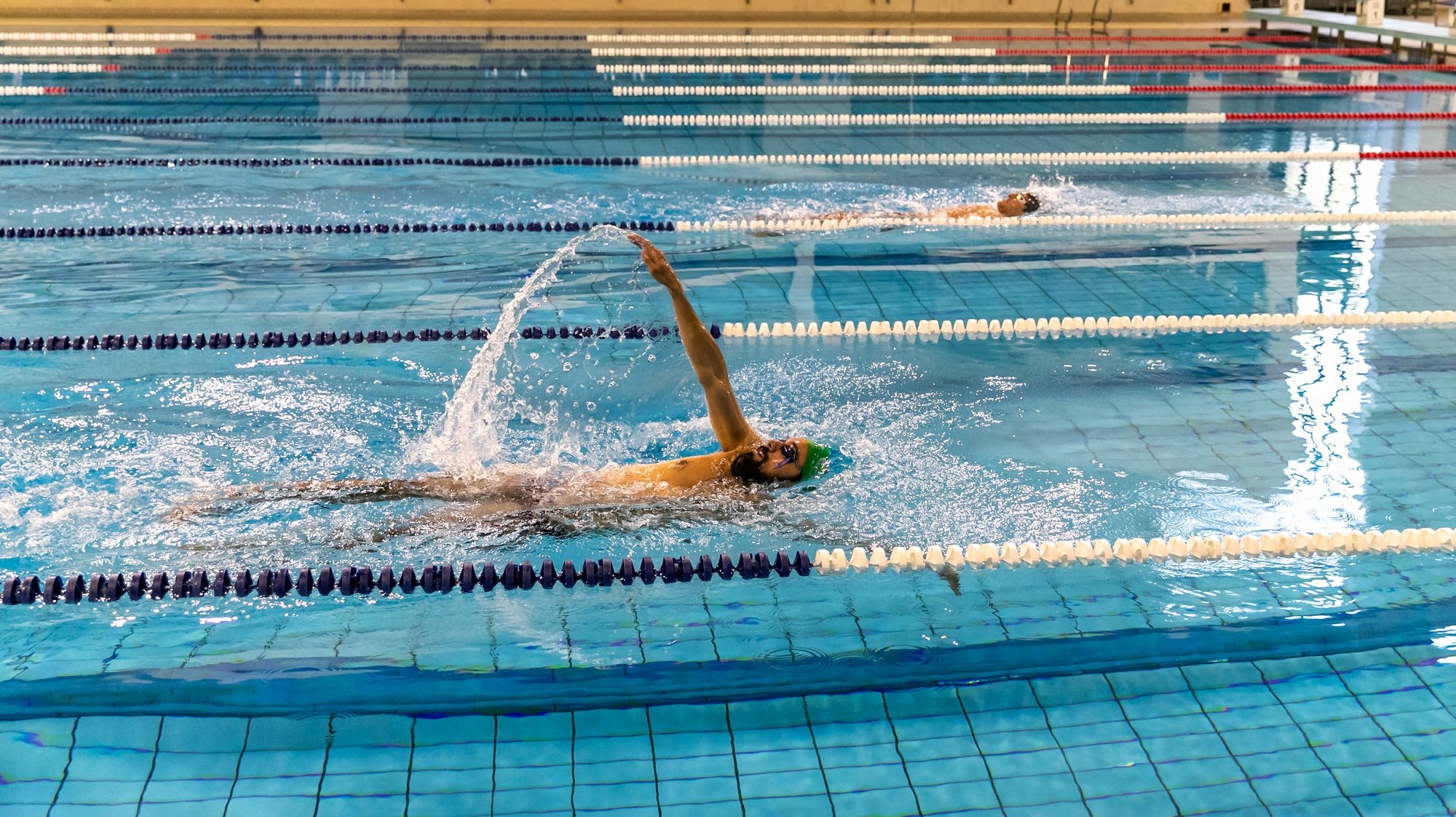 O nadador olímpico Alexis Santos no regresso aos treinos após um período de dois meses sem poder nadar devido à situação de pandemia de Covid 19, no Centro de Alto Rendimento, no Jamor, Oeiras, 12 de maio de 2020. (ACOMPANHA TEXTO DE 13 DE MAIO DE 2020) JOSÉ SENA GOULÃO/LUSA