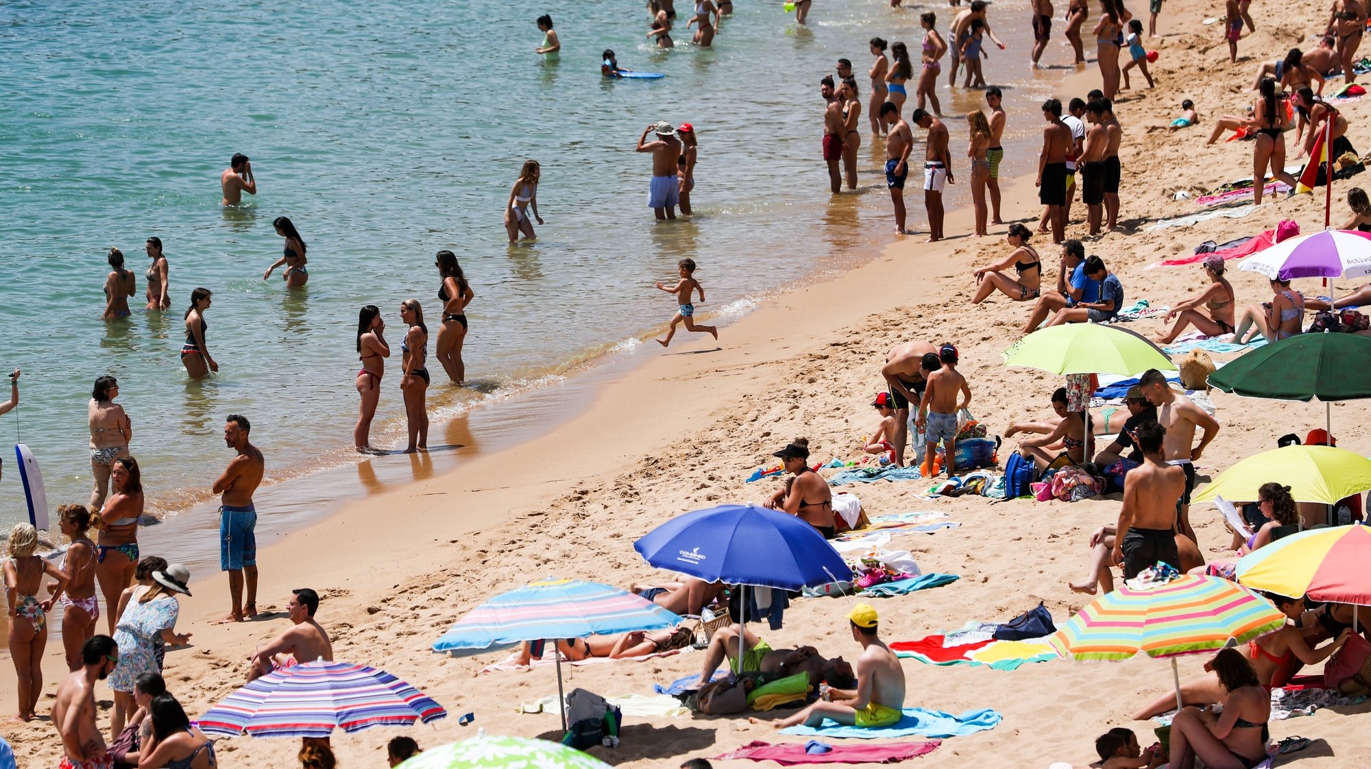 Populares frequentam a praia de São Pedro do Estoril, em Cascais, 10 de junho de 2021. Devido às altas temperaturas, a afluência foi muito alta nas praias da Linha do Estoril. JOSE SENA GOULAO/LUSA