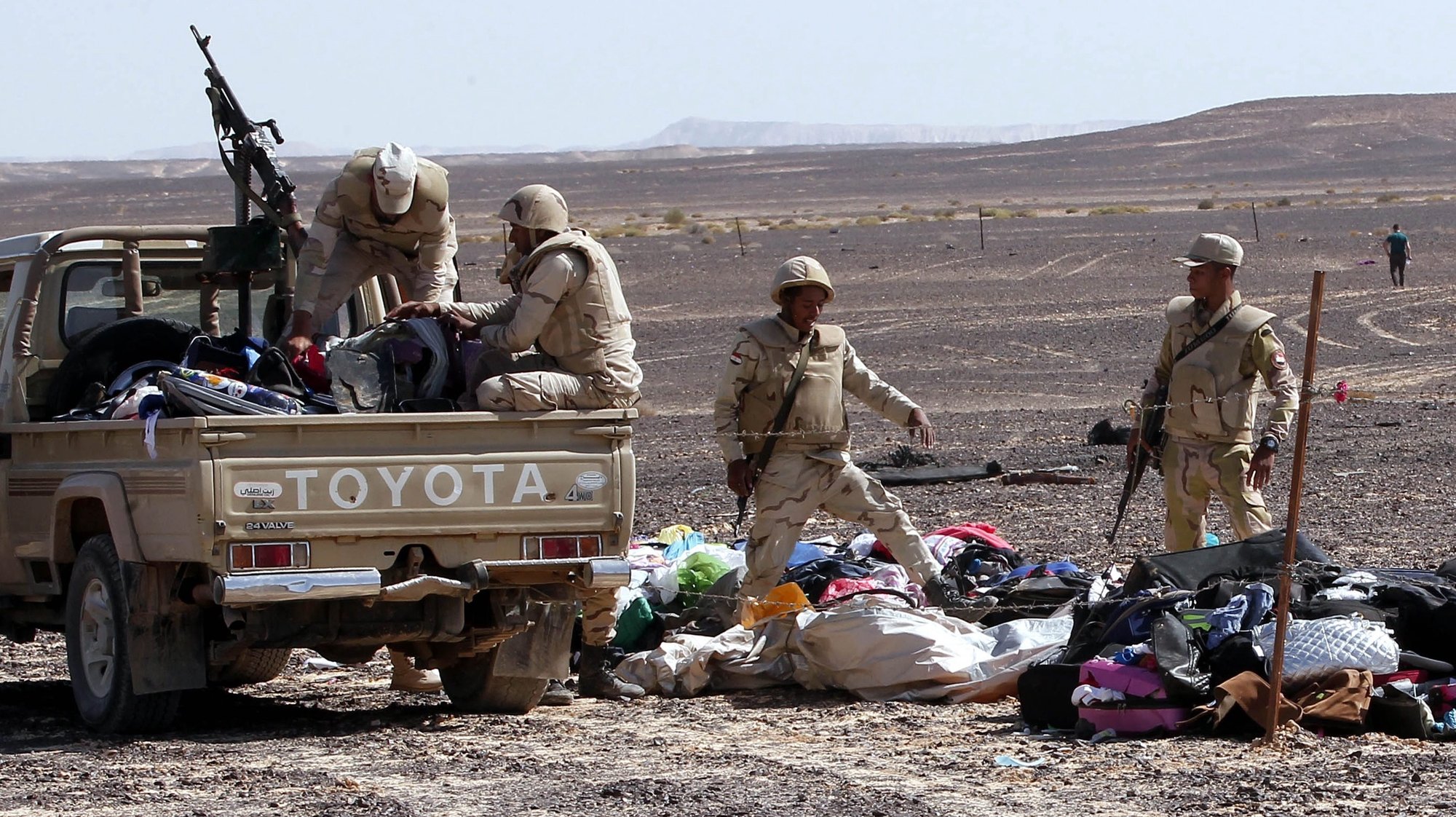 epa05005980 Egyptian army soldiers collect belongings of passengers from the site of crashed Russian jet in Sinai, Egypt, 01 November 2015. Russian officials and experts flew to Egypt&#039;s Sinai on 01 November, a day after a Russian passenger airliner crashed in the largely desert peninsula killing all 224 people on board.  EPA/KHALED ELFIQI ALTERNATIVE CROP OF  epa05005967