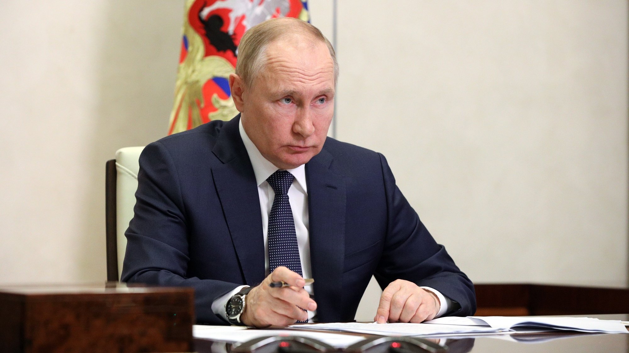 epa10077662 Russian President Vladimir Putin chairs a meeting of the Council for Strategic Development and National Projects via a video conference at the Novo-Ogaryovo state residence, outside Moscow, Russia, 18 July 2022.  EPA/MIKHAEL KLIMENTYEV/SPUTNIK/KREMLIN POOL MANDATORY CREDIT
