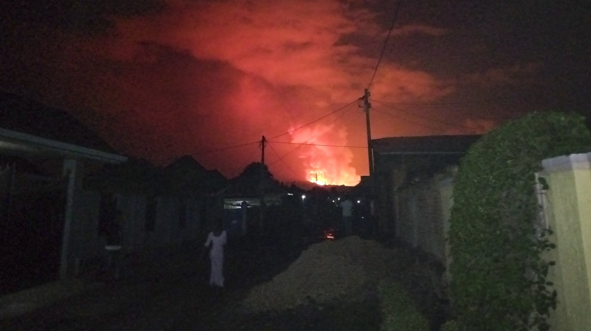 epa09223145 A general view from a neighbourhood in Rwanda of Mount Nyiragongo volcano as it erupted over Goma, Rubavu District, Rwanda, 23 May 2021. One of the planets most active volcanoes Mount Nyiragongo in eastern Democratic Republic of Congo erupted 22 May causing evacuations in some parts of Goma.  EPA/EUGENE UWIMANA
