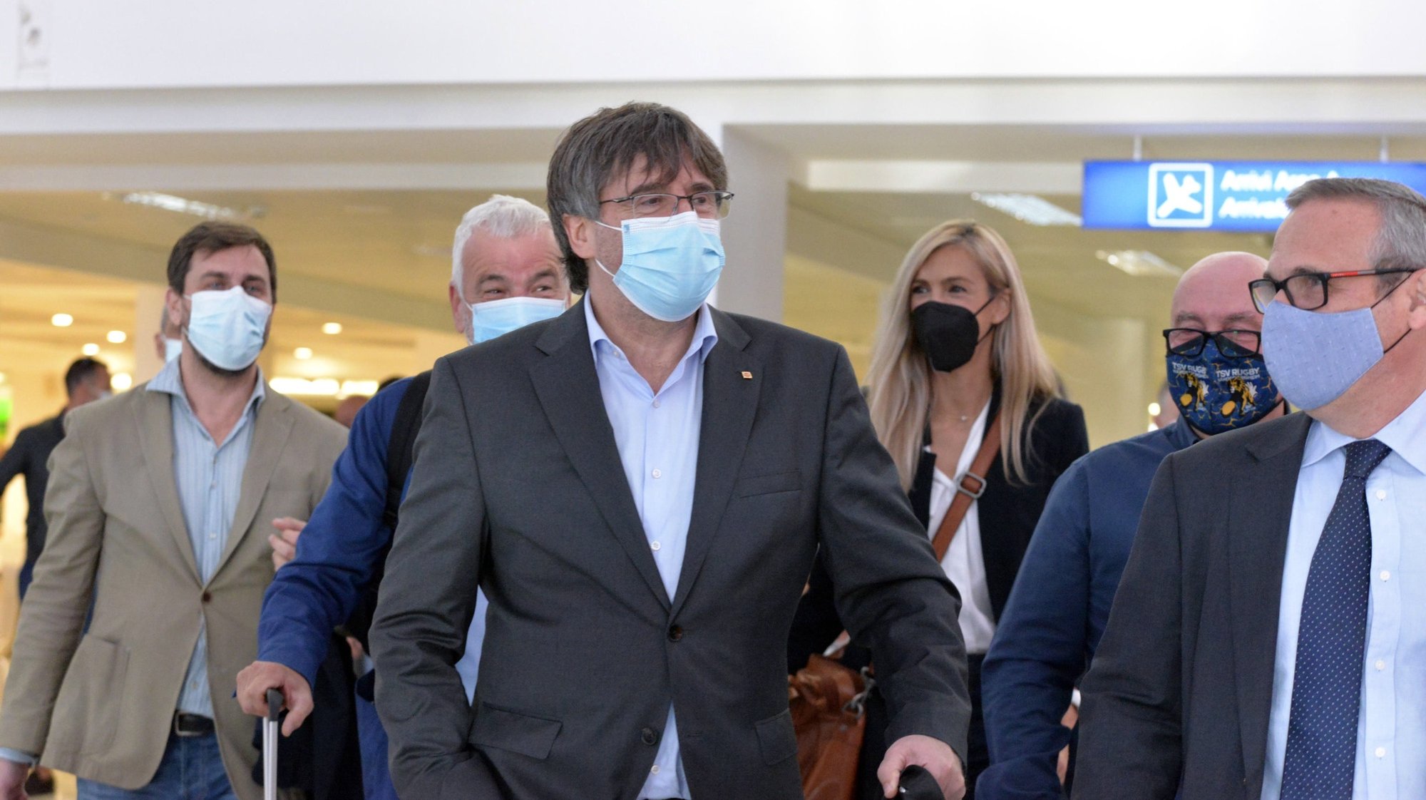 epa09502949 Exiled former Catalan leader and member of European Parliament Carles Puigdemont flanked by his lawyer Gonzalo Boje arrive at Alghero airport in Alghero, Sardinia Island, Italy, 03 October 2021.  EPA/CLAUDIA SANCIUS