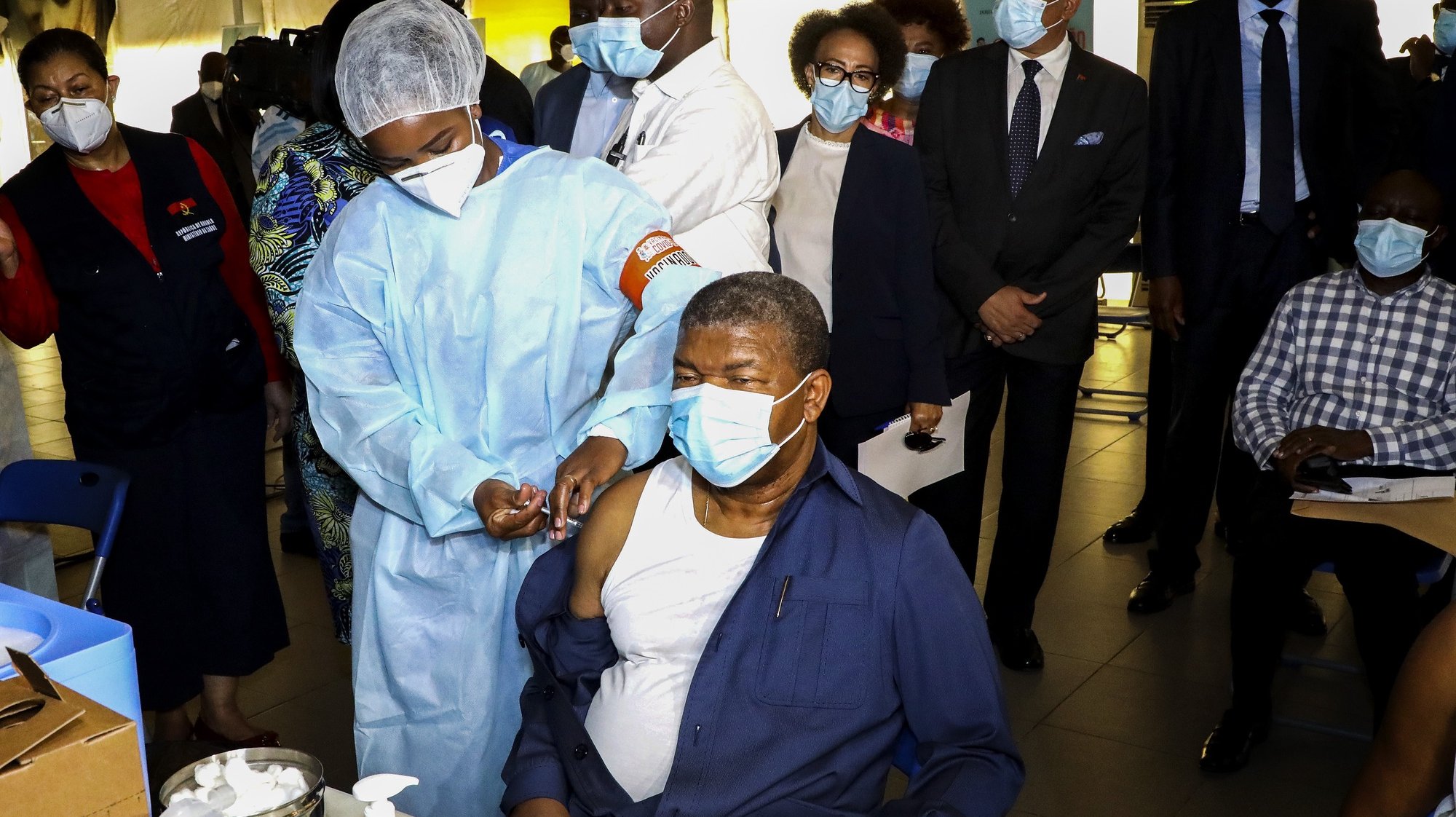 O Presidente de Angola, João Lourenço, foi hoje o cidadão número 591.886 a ser vacinado no país e insistiu na solidariedade internacional para um acesso mais igualitário às vacinas contra a covid-19, pois “ninguém se vai salvar sozinho”, no centro de vacinação contra a covid-19 em Luanda, Angola, 13 de maio de 2021. O país registou até quarta-feira 29.405 casos desde o início da pandemia, incluindo 645 óbitos, 25.187 recuperados da doença e 3.573 ativos. AMPE ROGÉRIO/LUSA
