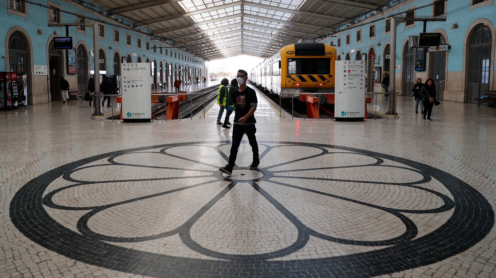 epa08297612 A man wears a protective mask at Santa Apolonia railway station in Lisbon, Portugal, 16 March 2020. In Portugal, the Directorate General of Health (DGS) on 15 March, confirmed that the nation had 245 cases of COVID-19 infections.  EPA/ANTONIO COTRIM