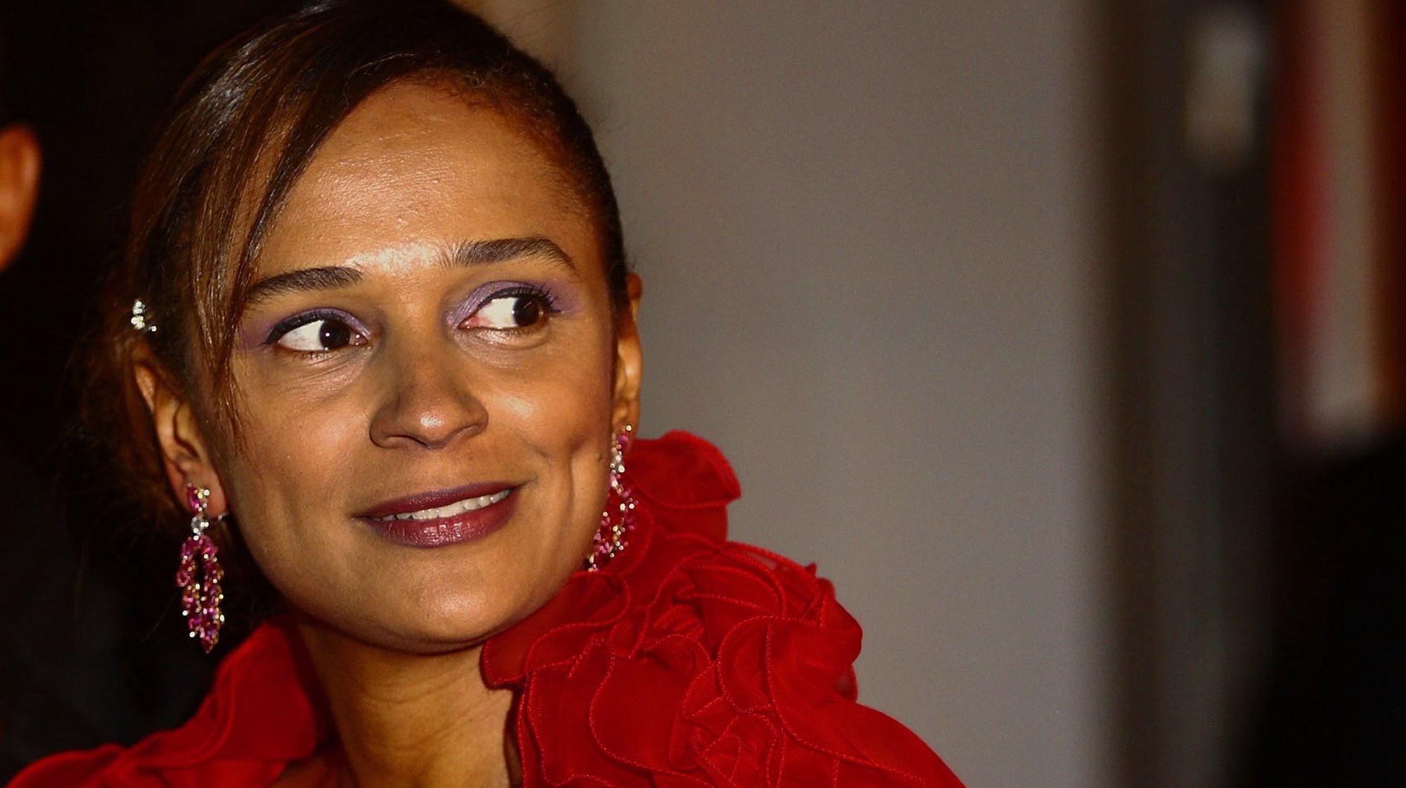 epa08096297 (FILE) - Isabel dos Santos in Luanda, Angola, 05 November 2011 (reissued 31 December 2019). A court in Angola has frozen the assets of Isabel dos Santos, the oldest daughter of former Angolan President Jose Eduardo dos Santos, on corruption charges.  EPA/BRUNO FONSECA *** Local Caption *** 50687721