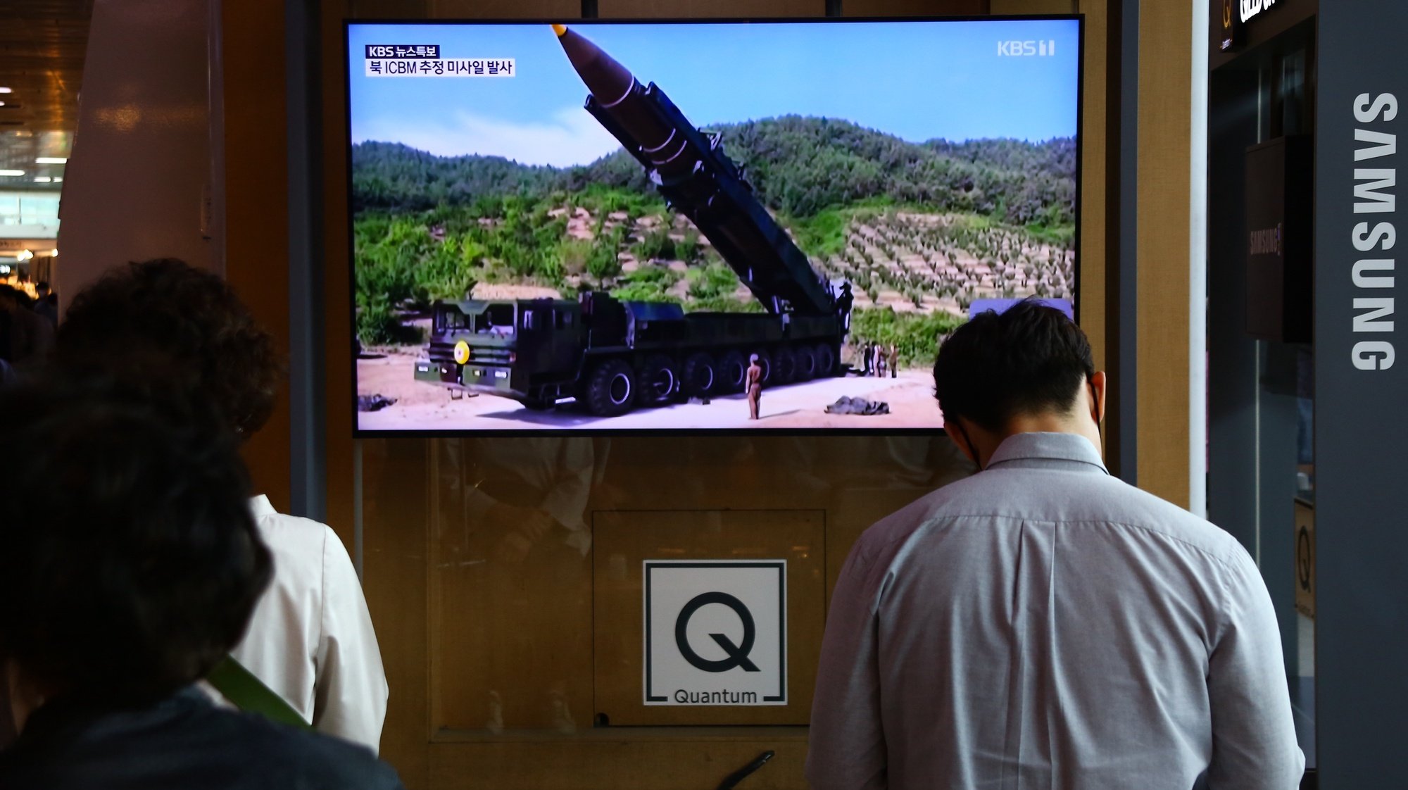 epa09973616 People watch the news at a station in Seoul, South Korea, 25 May 2022. According to South Korea&#039;s Joint Chiefs of Staff (JCS), North Korea fired three ballistic missile toward the East Sea on 25 May.  EPA/JEON HEON-KYUN