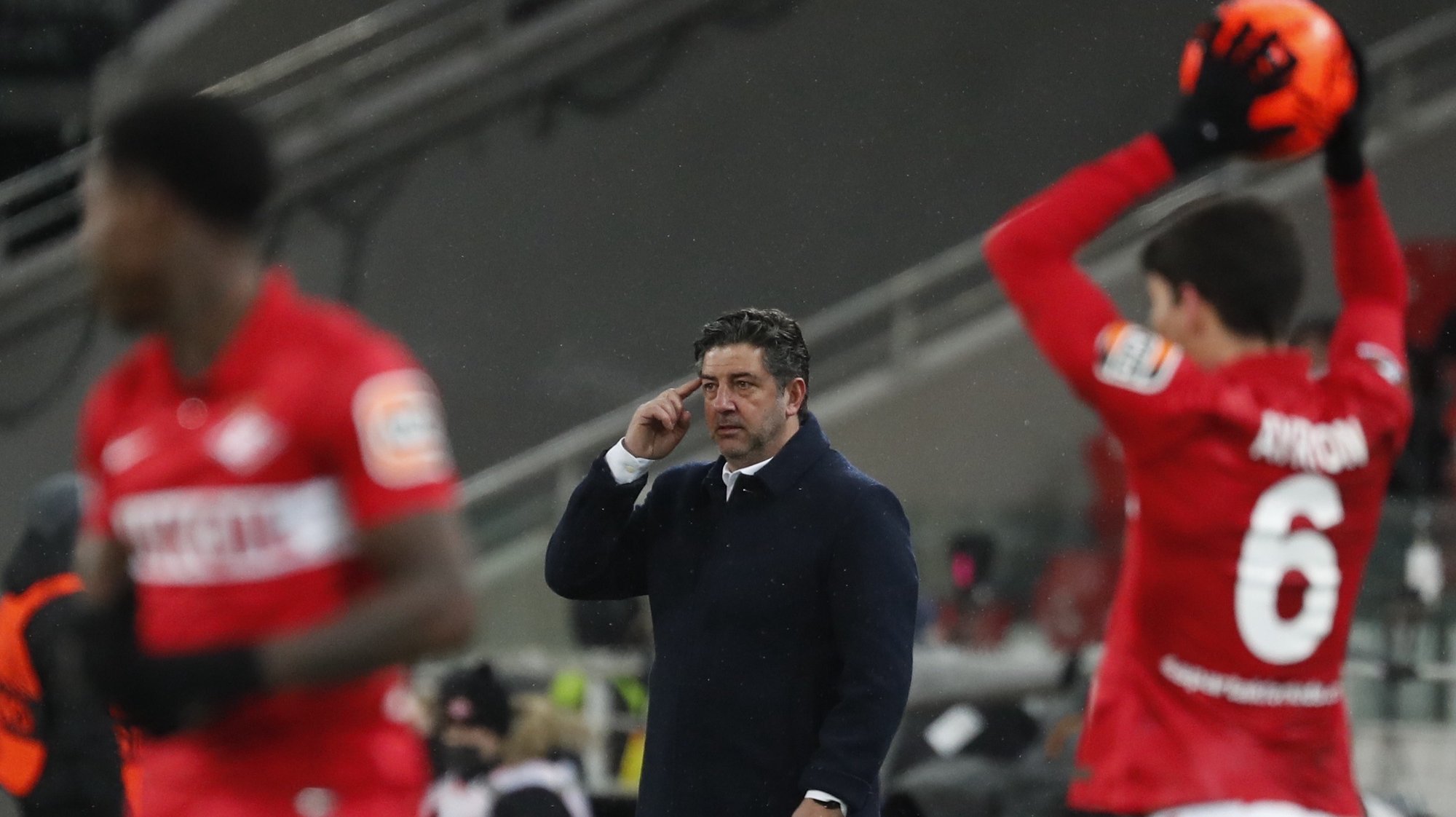 epa09600916 Spartak Moscow&#039;s head coach Rui Vitoria (C) reacts during the UEFA Europa League group C soccer match between FC Spartak Moscow and SSC Napoli at the Spartak Stadium in Moscow, Russia, 24 November 2021.  EPA/MAXIM SHIPENKOV