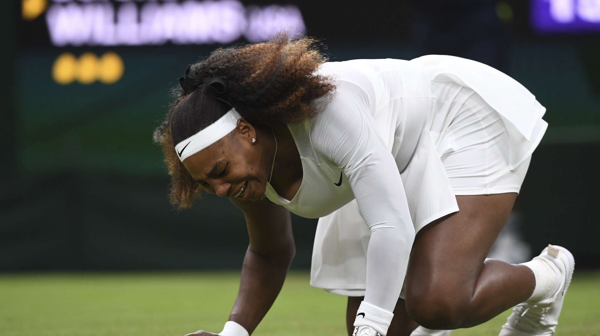 epaselect epa09311905 Serena Williams of the USA reacts after an injury during her first round match against Aliaksandra Sasnovich of Belarus at the Wimbledon Championships tennis tournament in Wimbledon, Britain, 29 June 2021.  EPA/FACUNDO ARRIZABALAGA   EDITORIAL USE ONLY