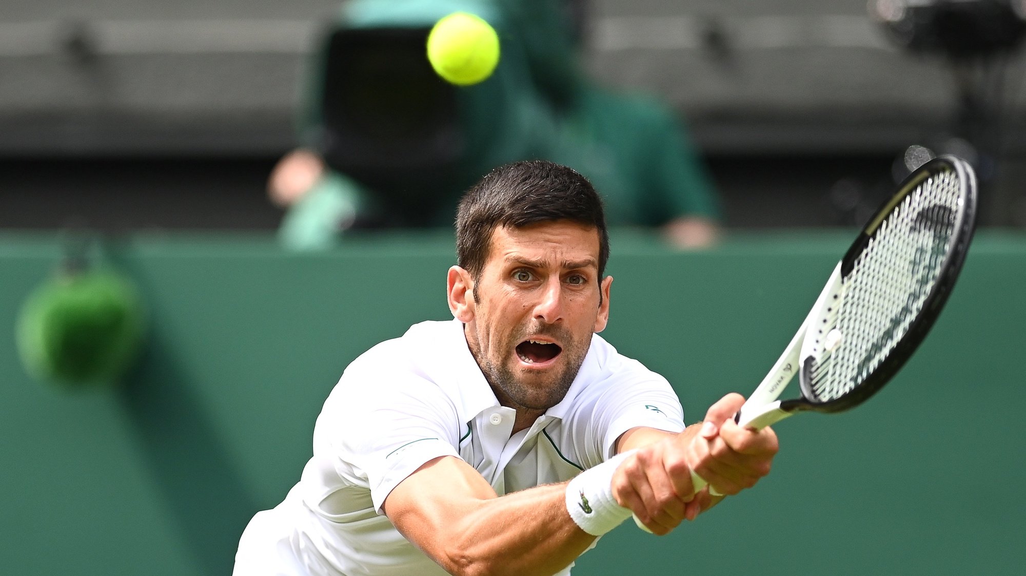 epa10041246 Novak Djokovic of Serbia in action during the men&#039;s second round match against Thanasi Kokkinakis of Australia at the Wimbledon Championships in Wimbledon, Britain, 29 June 2022.  EPA/NEIL HALL   EDITORIAL USE ONLY