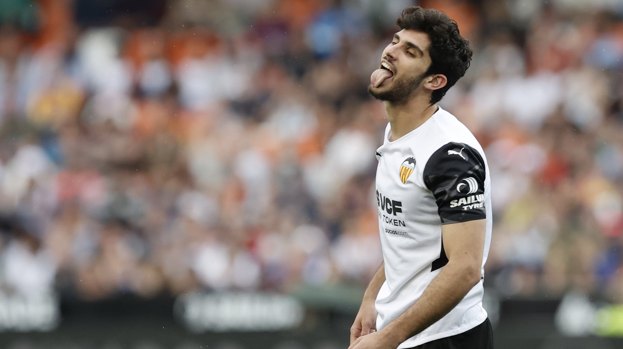 epa09918960 Valencia&#039;s striker Goncalo Guedes reacts during the Spanish LaLiga soccer match between Valencia CF and Levante UD at Mestalla stadium in Valencia, eastern Spain, 30 April 2022.  EPA/KAI FOERSTERLING