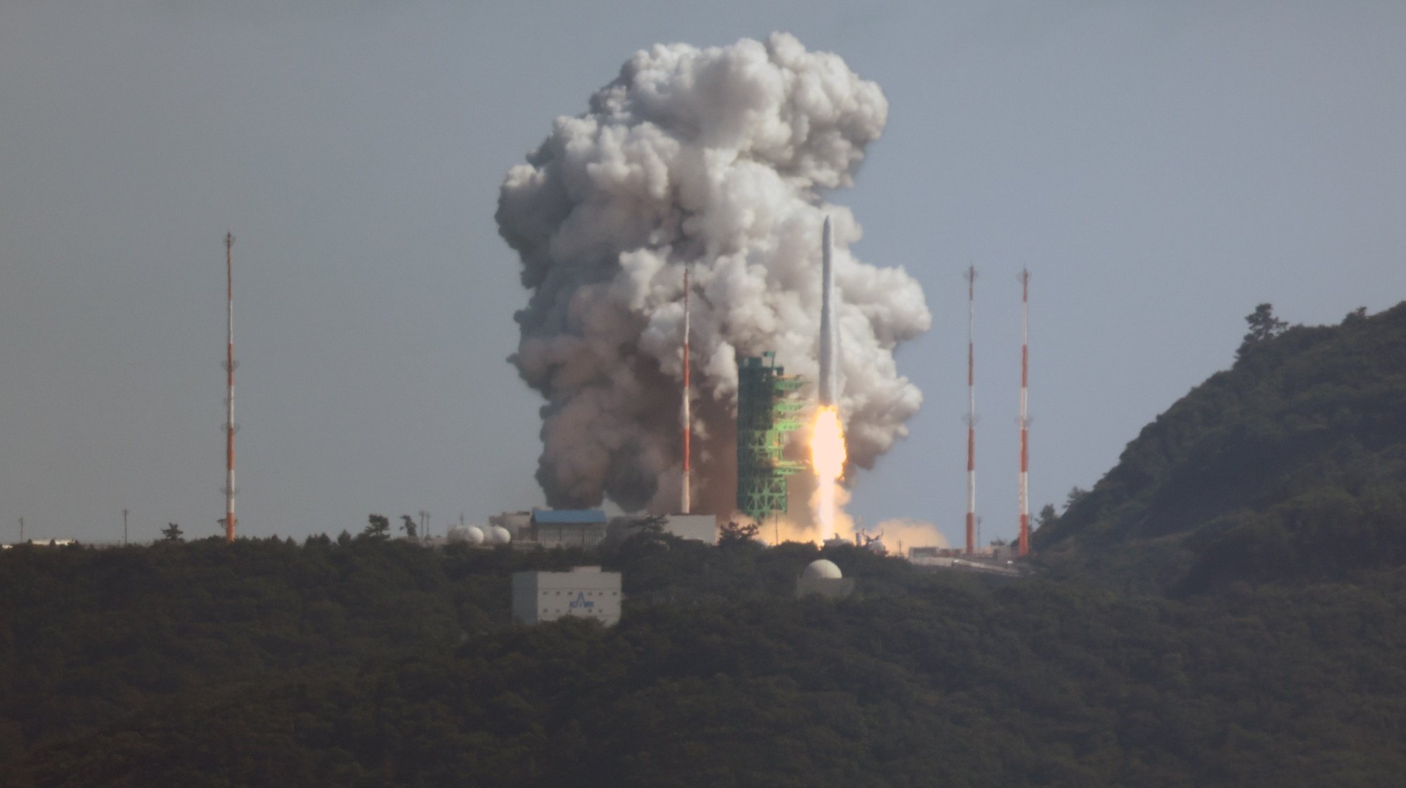 epa10024903 South Korea&#039;s homegrown space rocket Nuri lifts off from Naro Space Center in Goheung, South Jeolla Province, South Korea, 21 June 2022, as the country makes a second attempt to put satellites into orbit.  EPA/YONHAP / POOL SOUTH KOREA OUT