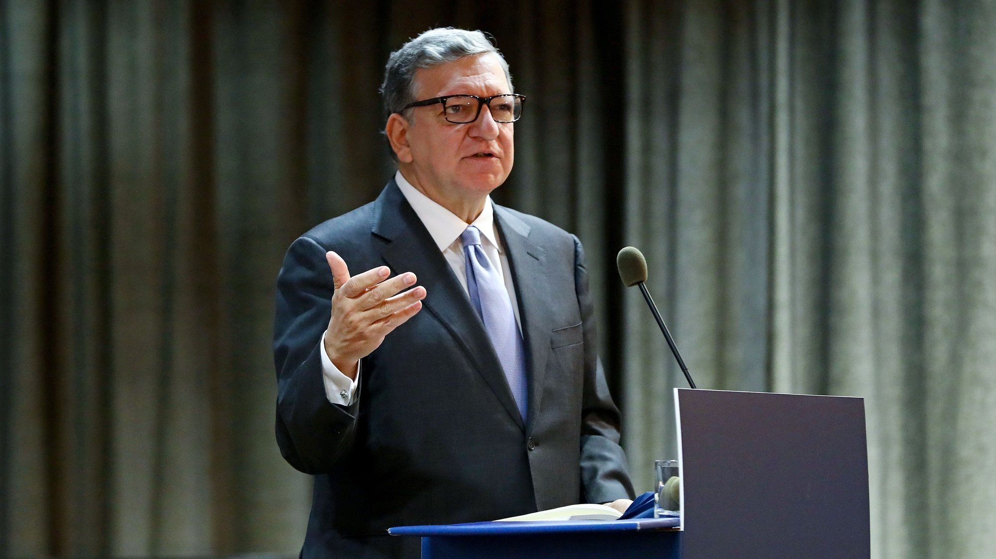 O diretor do Centro de Estudos Europeus, José Manuel Durão Barroso, intervém na conferência “Presidência do Conselho da União Europeia 2021”, na Universidade Católica, em Lisboa, 23 de novembro de 2020. Portugal assumirá a Presidência do Conselho da União Europeia no primeiro semestre de 2021, sucedendo à Alemanha. ANTÓNIO PEDRO SANTOS/LUSA