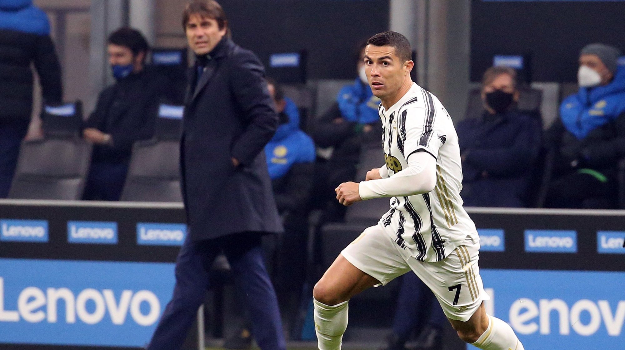 epa08944688 Juventus&#039; Cristiano Ronaldo in action during the Italian Serie A soccer match between FC Inter and Juventus FC at Giuseppe Meazza stadium in Milan, Italy, 17 January  2021.  EPA/MATTEO BAZZI