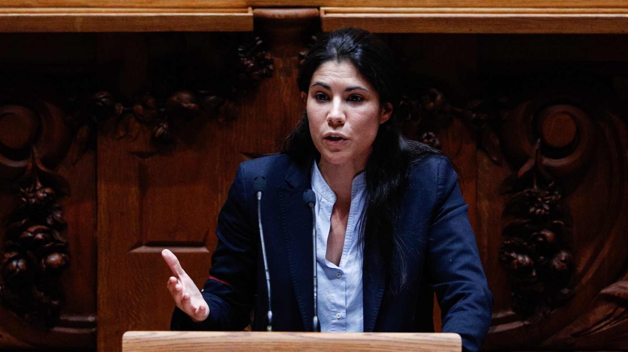 A deputada do Bloco de Esquerda (BE), Mariana Mortágua, intervém durante o debate parlamentar de discussão na generalidade do Orçamento do Estado para 2021 (OE2021), na Assembleia da República, em Lisboa, 27 de outubro de 2020. ANTÓNIO COTRIM/LUSA
