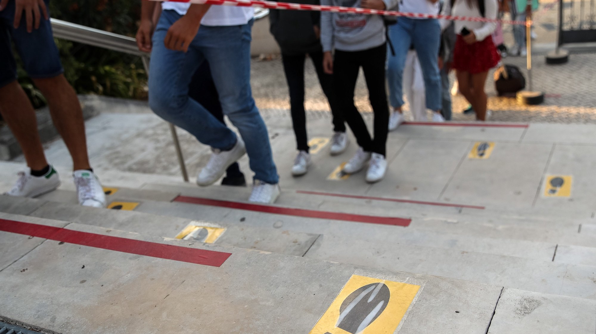 Alunos à entrada da Escola Secundária Infanta Dona Maria, no dia que assinala o regresso às aulas, com as regras no contexto de pandemia da Covid-19, em Coimbra, 17 de setembro de 2020. PAULO NOVAIS/LUSA