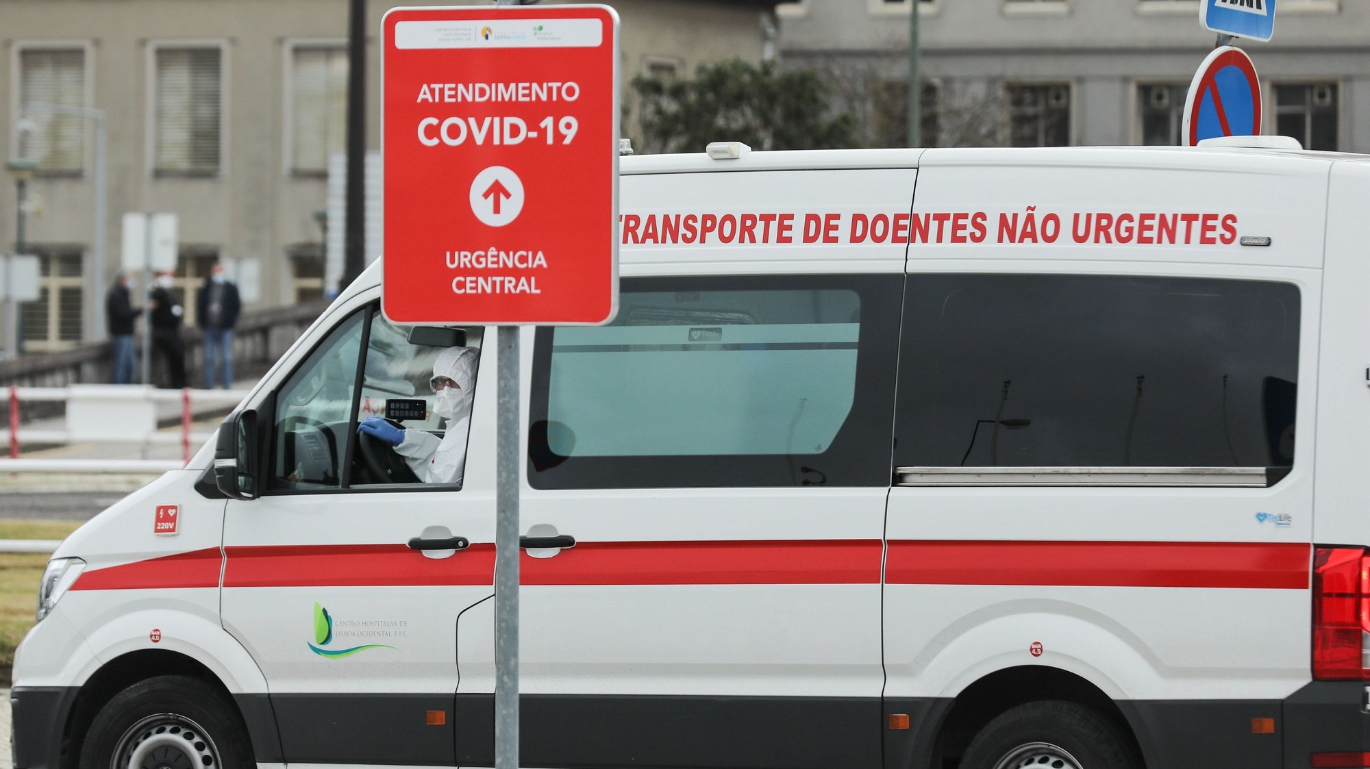 Uma ambulância chega ao Hospital Santa Maria em Lisboa, 24 de janeiro de 2021. Portugal registou hoje 275 mortes relacionadas com a covid-19, o maior número de óbitos em 24 horas desde o início da pandemia, e 11.721 novos casos de infeção com o novo coronavírus, segundo a Direção-Geral da Saúde (DGS). MIGUEL A. LOPES/LUSA