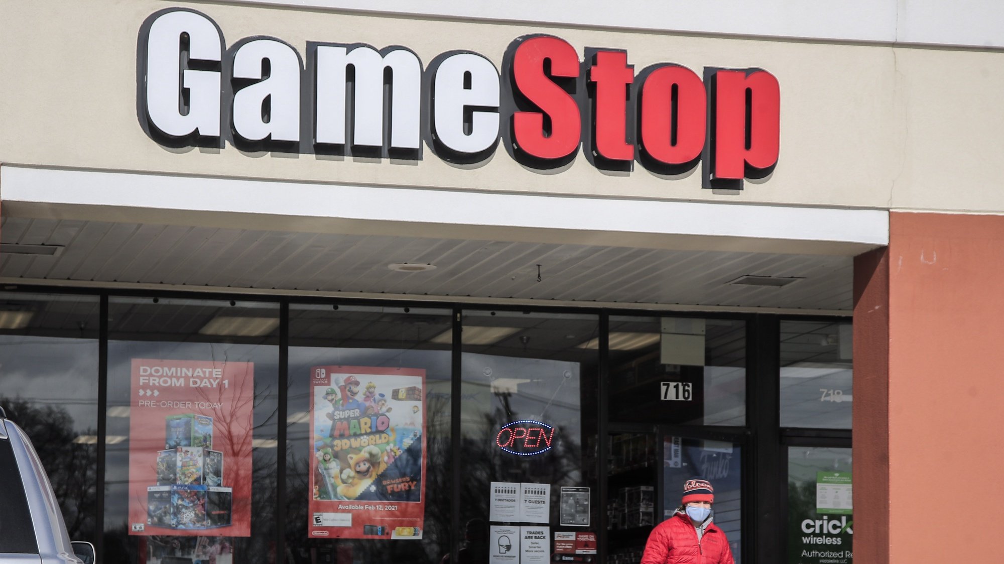 epa08969954 A customer leaves a GameStop store with his purchase in Round Lake Beach, Illinois, USA, 27 January 2021. The electronic game retailer has seen it&#039;s stock price soar from 3.25 US dollars in April 2020 to close at 347.51 US dollars on 27 January. The company has drawn interest from investors in online chat groups and created as much as 3 billion US dollars in value losses for short sellers.  EPA/TANNEN MAURY