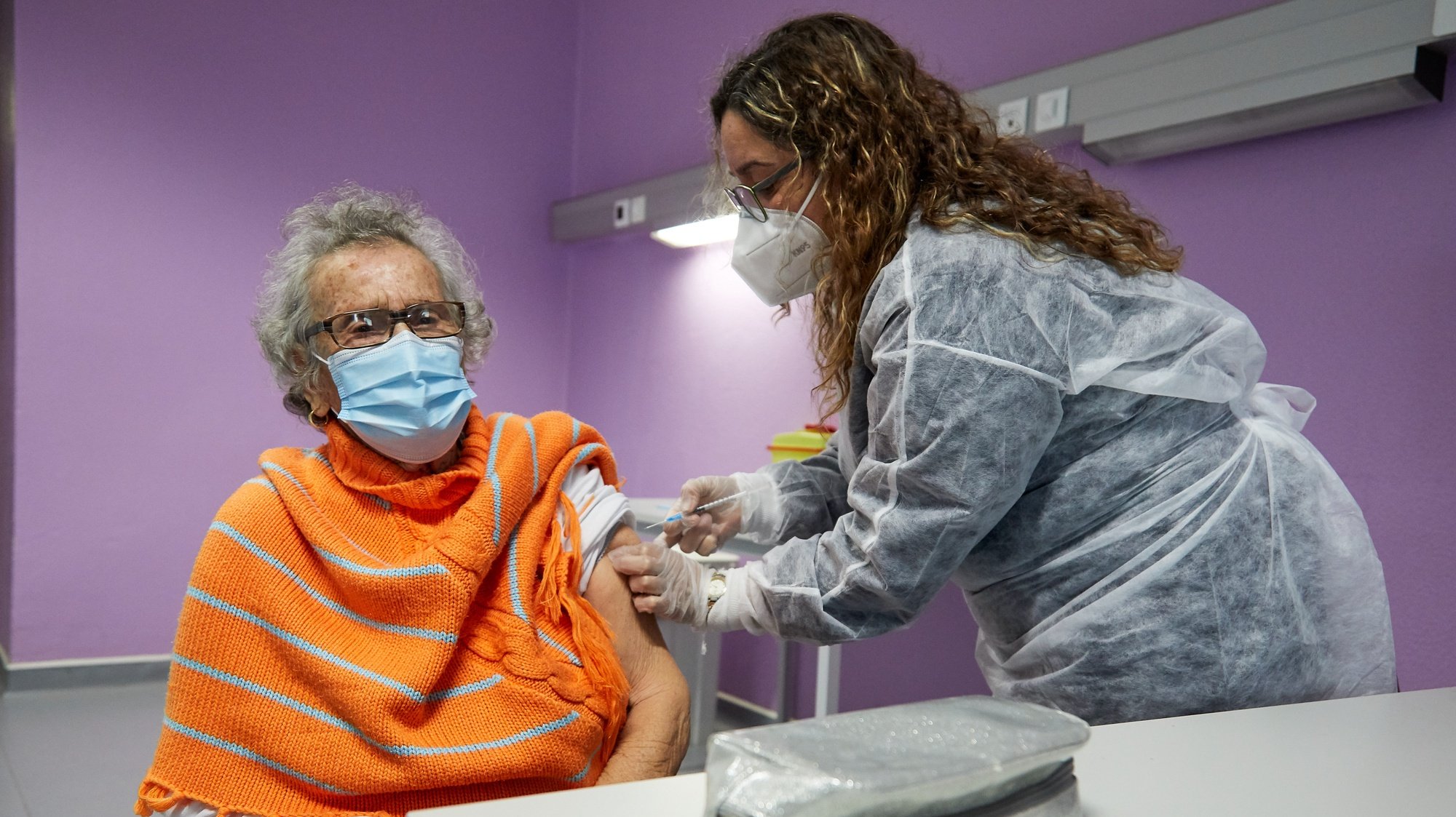 Uma utente é vacinada por uma profissional de saúde no Centro de Saúde de Olhão no dia do início do plano de vacinação da população acima dos 80 anos no Algarve, em Olhão, 08 de fevereiro 2021. VASCO CÉLIO/LUSA