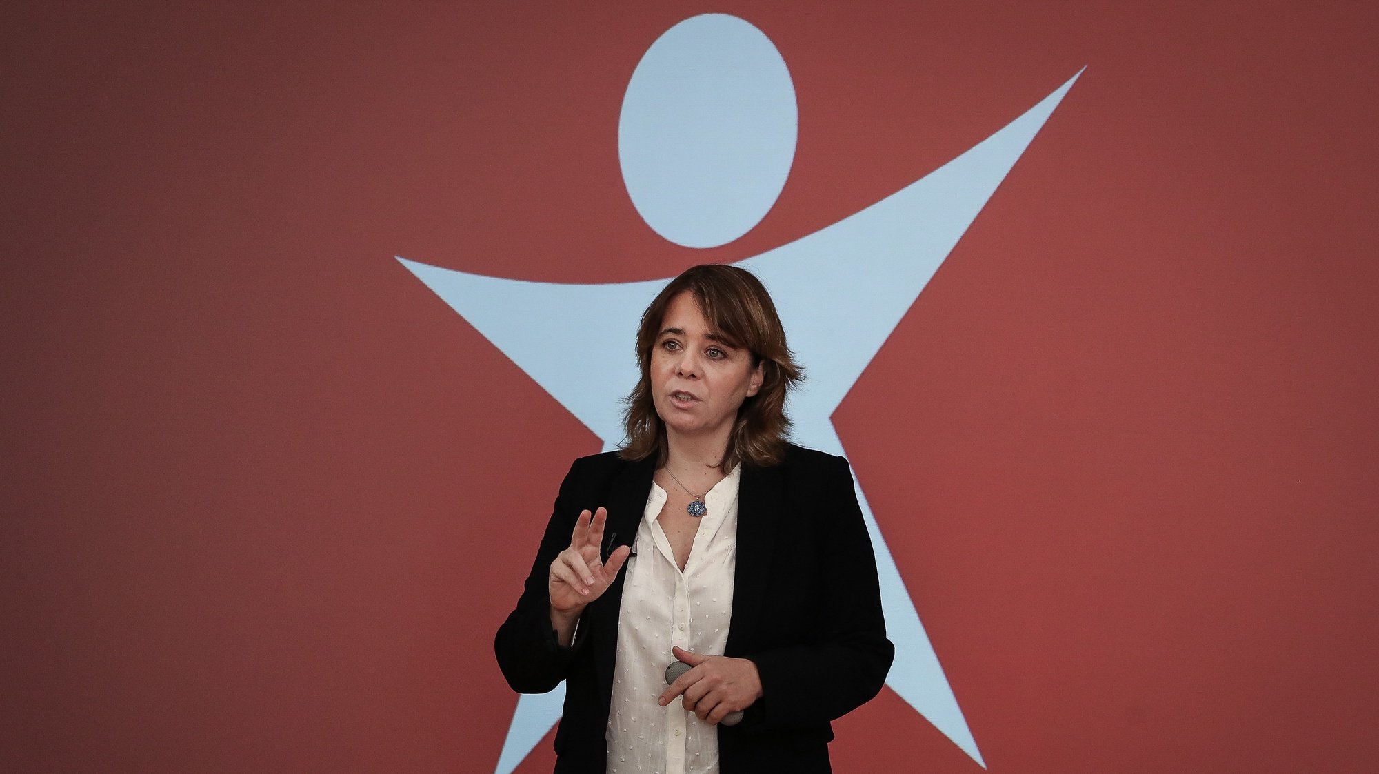A coordenadora do Bloco de Esquerda (BE), Catarina Martins, intervém na conferência de imprensa sobre a pandemia da covid-19 e medidas de apoio às famílias, na sede do partido em Lisboa, 13 de fevereiro de 2021. MÁRIO CRUZ/LUSA