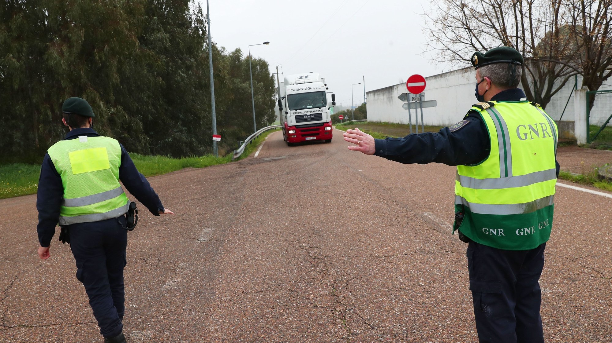Agentes da GNR desviam os pesados de mercadorias durante uma operação de controlo na entrada em Portugal pela fronteira do Caia (Elvas). As fronteiras foram repostas desde as 00:00 de domingo, dia 31 de Janeiro, no âmbito das medidas para conter a propagação da covid-19 no território português. Elvas, 31 de janeiro de 2021. NUNO VEIGA/LUSA