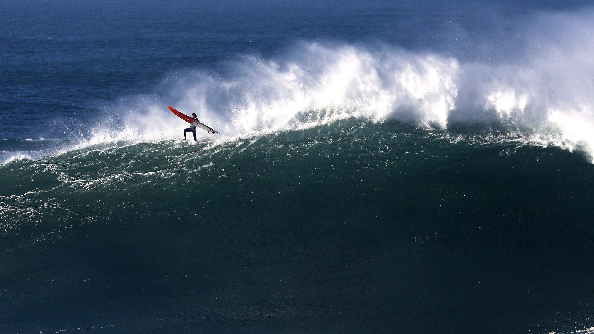 As ondas gigantes da Praia do Norte, na Nazaré, fizeram jus ao nome em 2016. 20 de dezembro. Miguel A. Lopes/Lusa