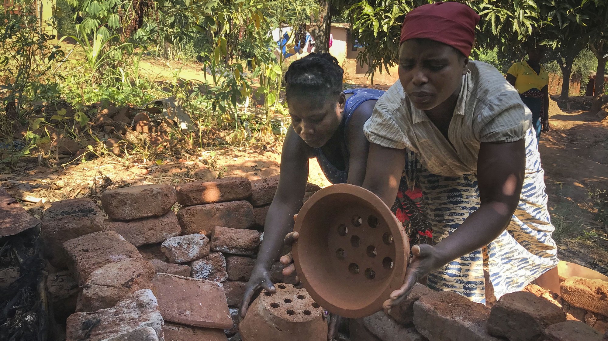 Mulheres produzem fogareiros de barro, também chamados de fogões ‘poupa-lenha’, Chimoio, Moçambique, 28 de maio de 2021. Centenas de famílias em Chimoio fabricam e usam fogões ‘poupa-lenha’, concebidos para poupar 80% do combustível consumido a fogo aberto, reduzindo a pressão sobre as florestas. (ACOMPANHA TEXTO DE 30/05/2021) ANDRÉ CATUEIRA/LUSA