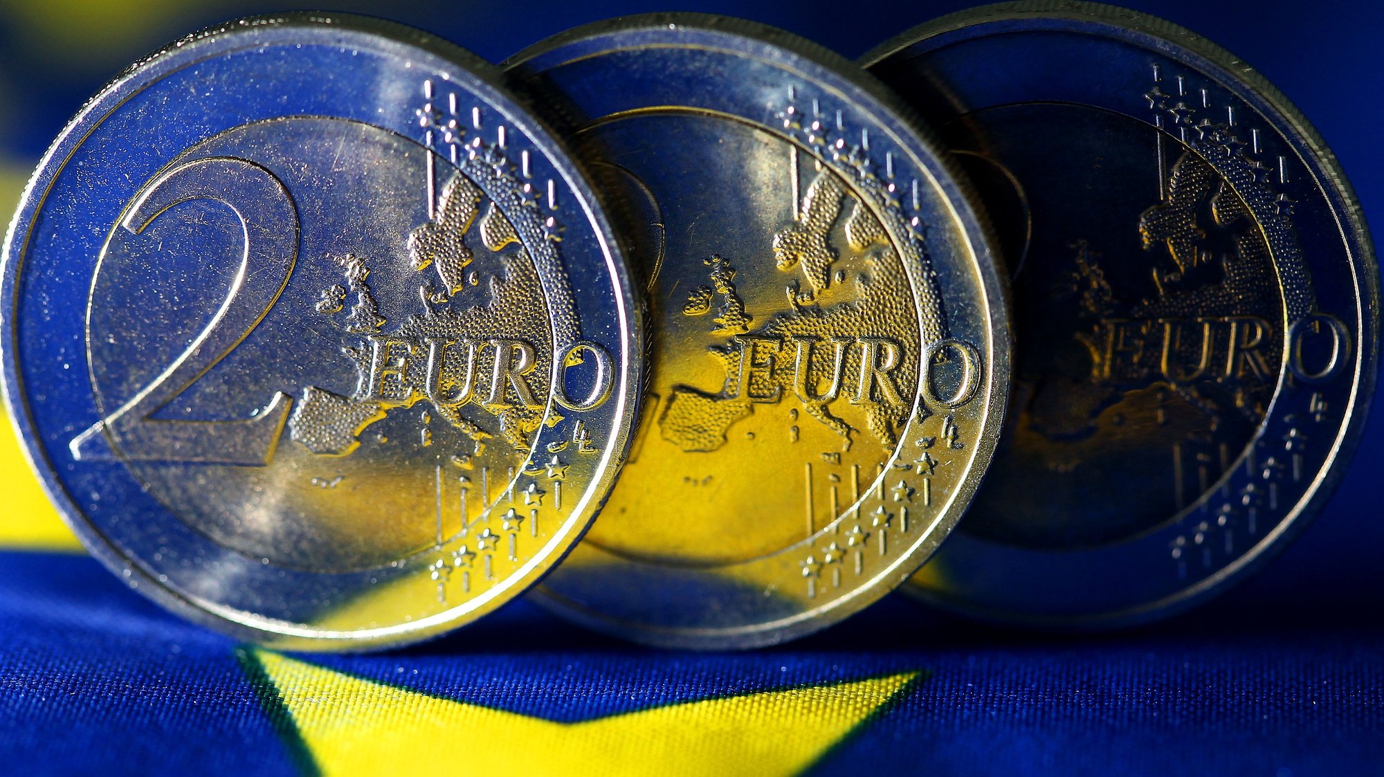 epa03329370 An illustration image shows Euro coins standing on a European flag in Cologne, Germany, 31 July 2012.  EPA/OLIVER BERG
