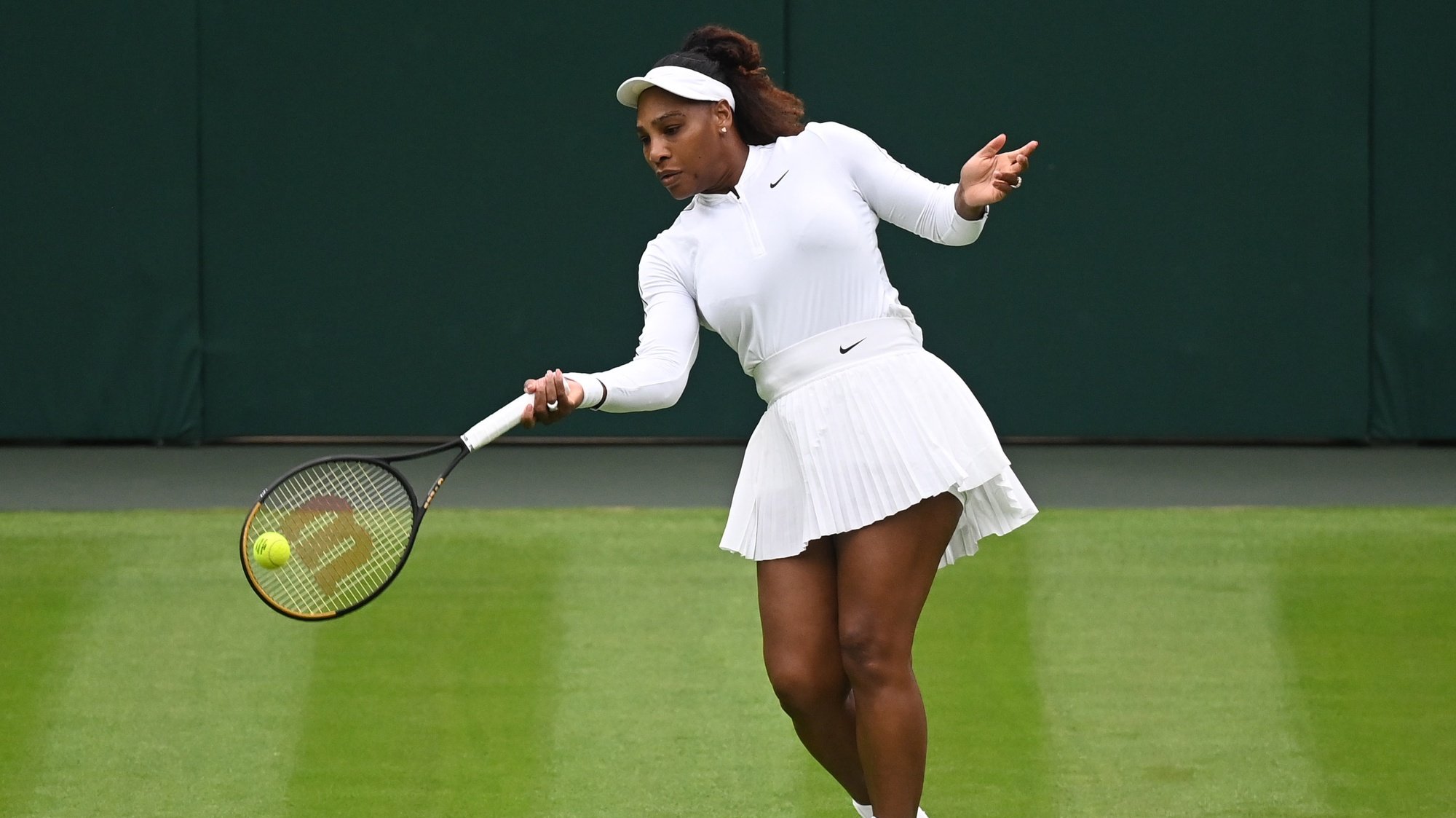 epa10032044 Serena Williams of the USA practises at Wimbledon tennis courts ahead of the Wimbledon Championships 2022, Wimbledon, Britain, 24 June 2022.  EPA/NEIL HALL EDITORIAL USE ONLY