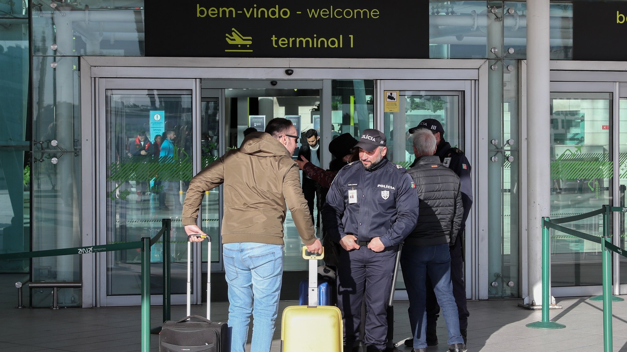 Polícias da PSP revistam passageiros à entrada do Aeroporto Humberto Delgado, Lisboa, 21 de janeiro de 2020. Elementos da PSP e da GNR realizam hoje protestos em simultâneo em Braga, Lisboa e Faro, numa ação convocada pelos sindicatos, enquanto o Movimento Zero (M0) inicia uma vigília nos aeroportos portugueses.  JOÃO RELVAS/LUSA