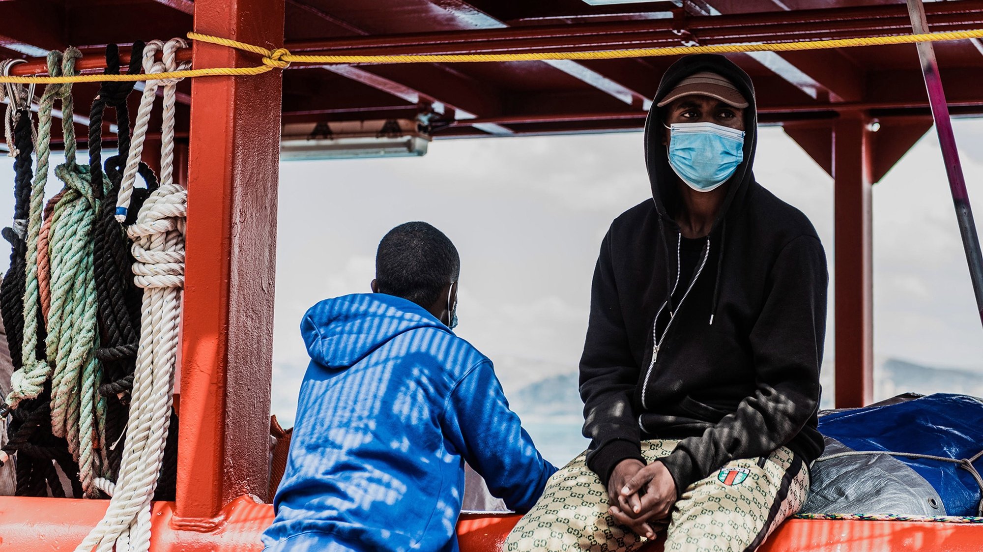 Migrantes num barco no mar mediterrâneo