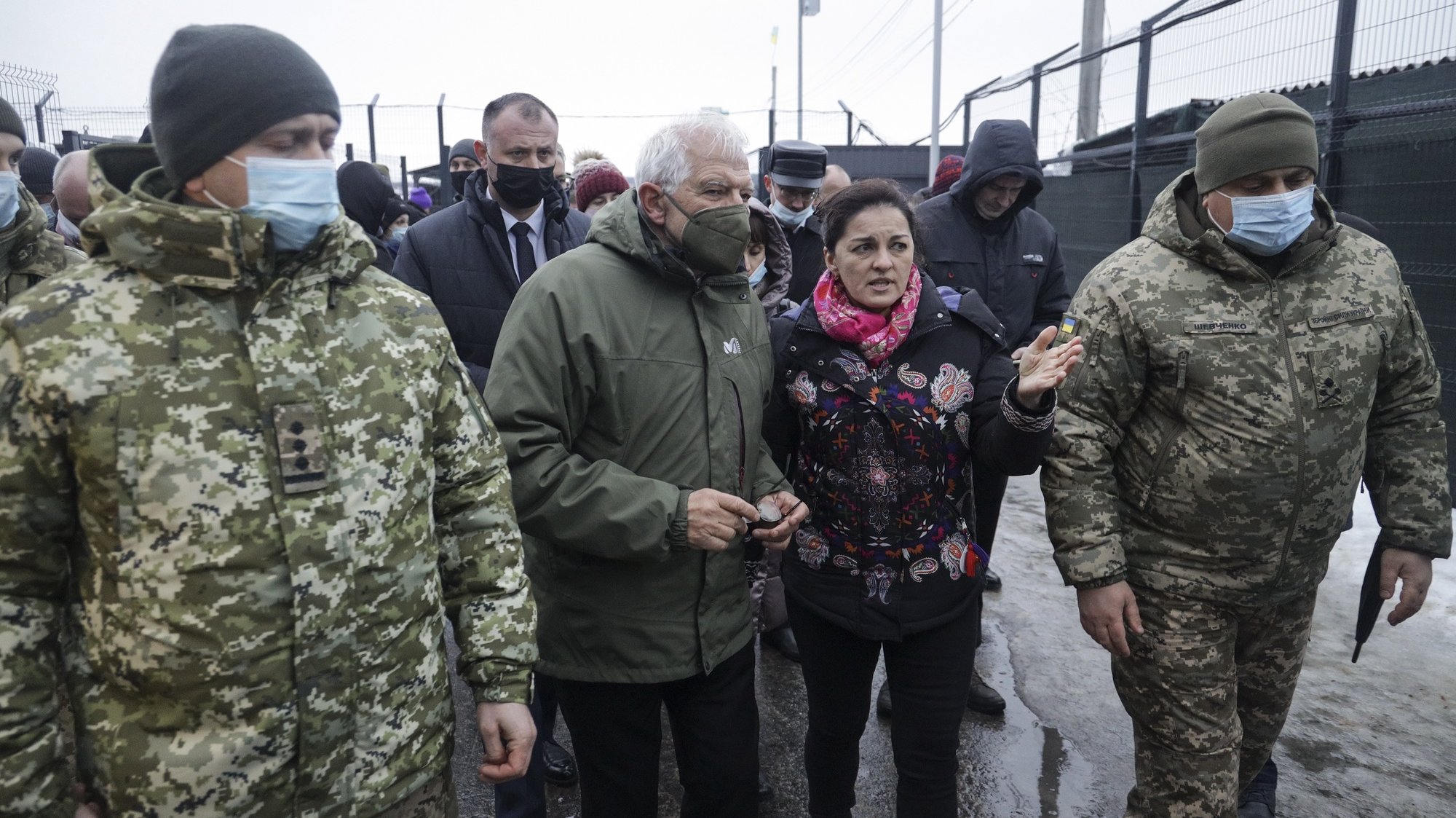 epa09667912 European Union foreign policy chief Josep Borrell (C) visits the &#039;Stanitsa Luganskaya&#039; border crossing between Ukraine and territory controlled by pro-Russian militants in the Luhansk area, Ukraine, 05 January 2022. Josep Borrell, High Representative of the European Union for Foreign Affairs and Security Policy, together with Ukrainian Foreign Minister Dmytro Kuleba visit the war zone in Eastern Ukraine amid increasing Russian military power on the Ukraine-Russian border.  EPA/STANISLAV KOZLIUK