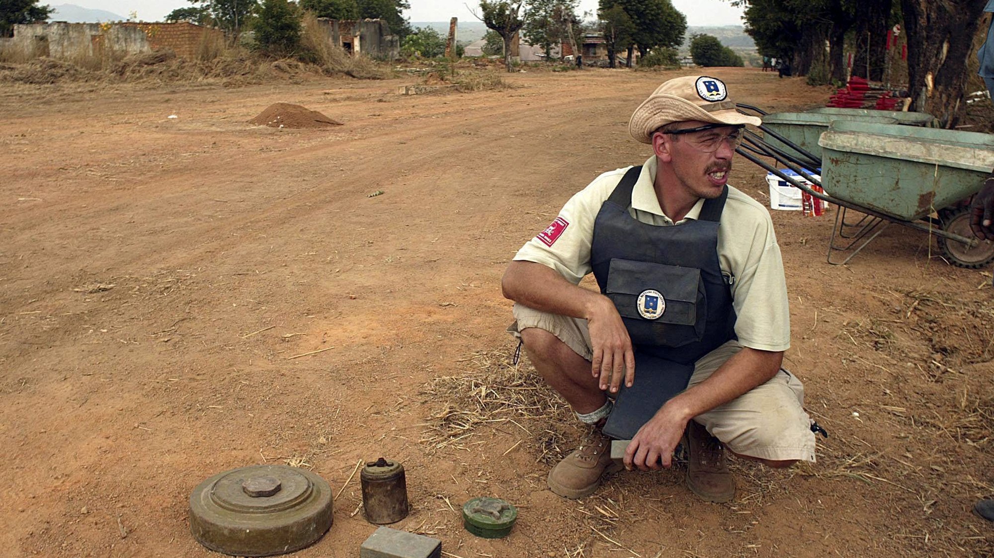 Lutz Kosewsky, supervisor austríaco, explica os diferentes tipos de minas encontradas e perto da cidade de Chila, no sul de Angola. 28 de maio de 2004