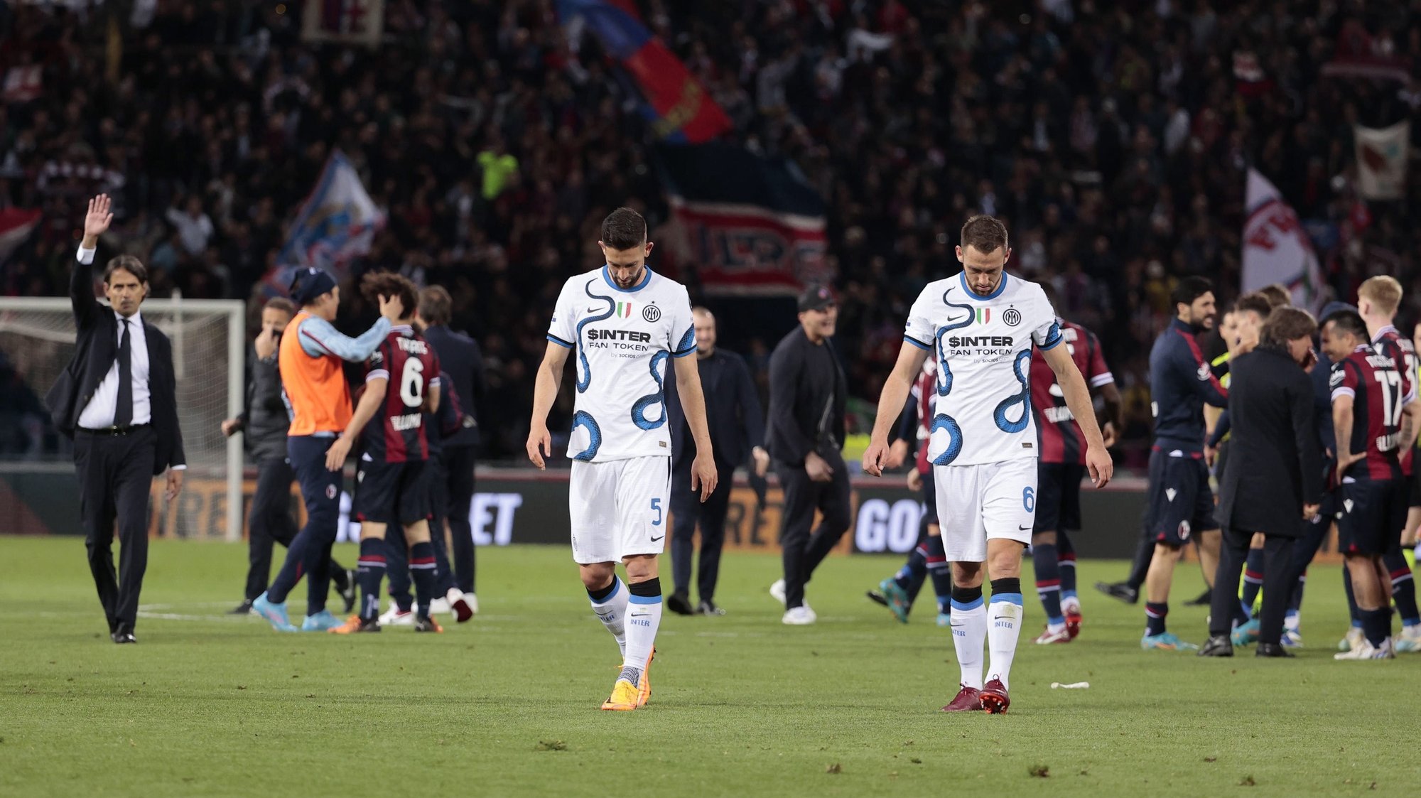 epa09913083 Inter&#039;s players show their dejection at the end of the Italian Serie A soccer match Bologna FC vs FC Inter at Renato Dall&#039;Ara stadium in Bologna, Italy, 27 April 2022.  EPA/ELISABETTA BARACCHI