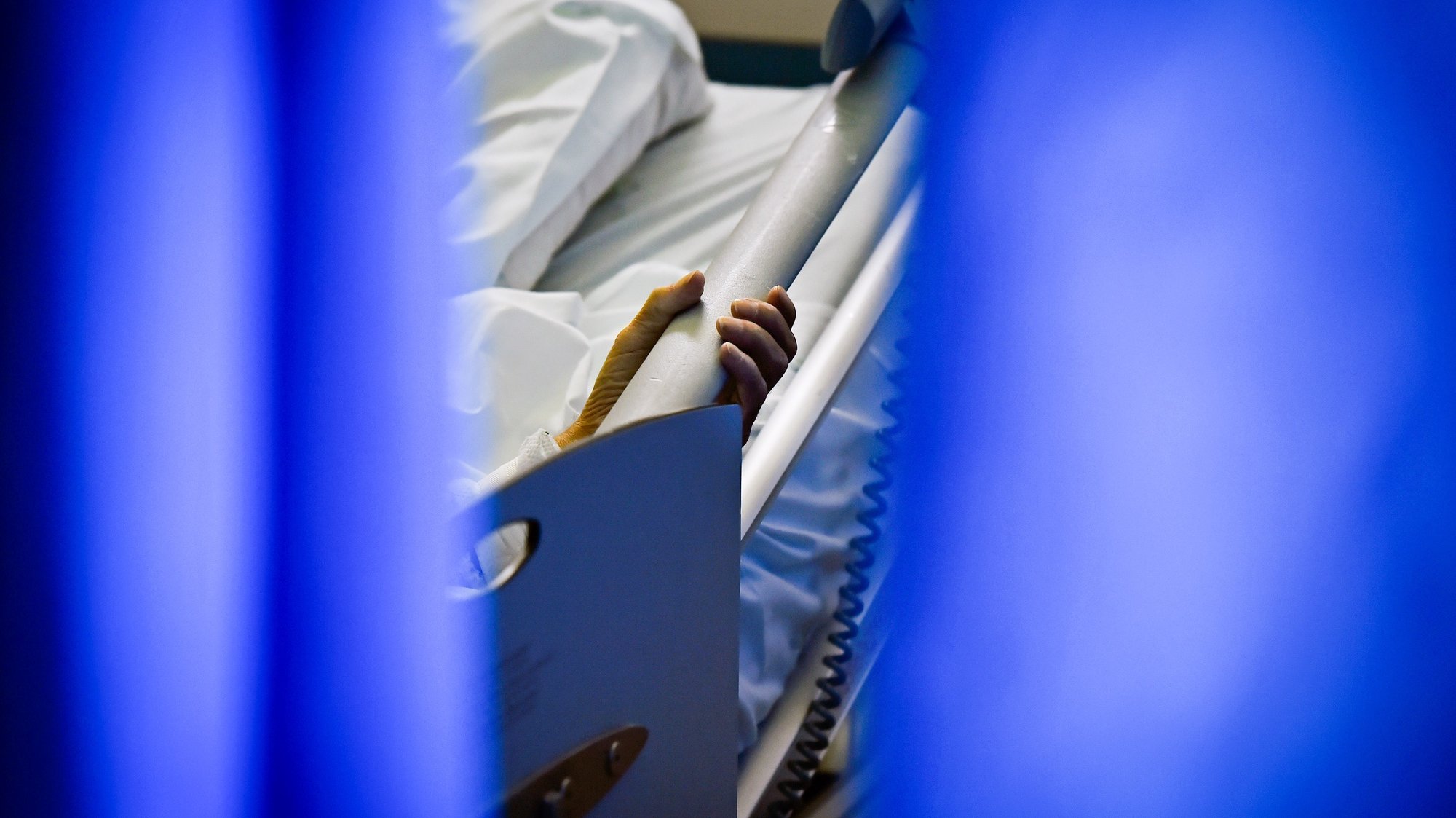 Um doente internado infetado com coronavírus (covid-19) na enfermaria do piso 7 do Centro Hospitalar Tondela Viseu (CHTV) , dedicado ao tratamento de doentes com covid-19, em Viseu, 09 de março de 2021. (ACOMPANHA TEXTO DA LUSA DO DIA 10 DE MARÇO DE 2021). NUNO ANDRÉ FERREIRA/LUSA