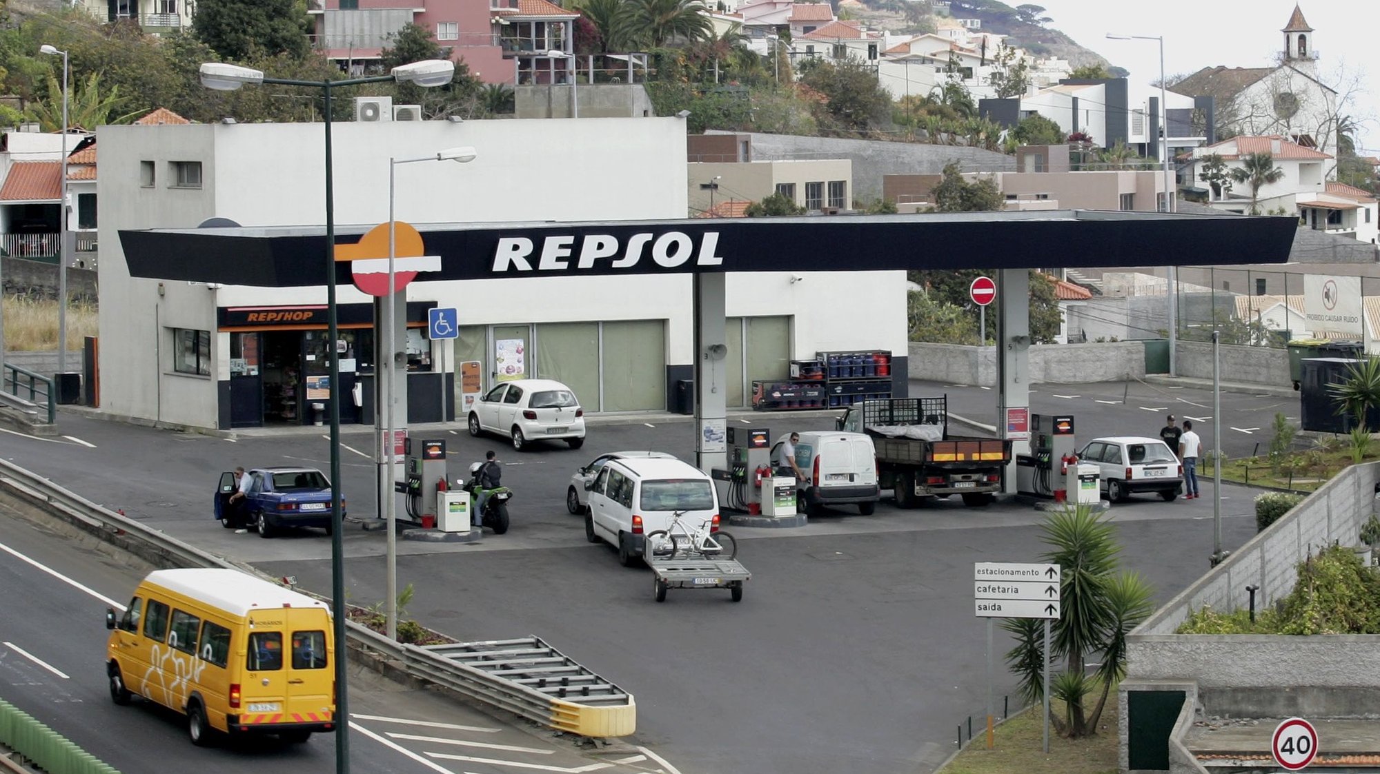 Estação de serviço no Funchal, 14 de abril de 2012. O aumento do preço dos combustíveis na Região Autónoma da Madeira, que fez disparar a gasolina para os valores mais altos do país, está a pôr muitos residentes a dar voltas… em casa. (ACOMPANHA TEXTO) HOMEM DE GOUVEIA/LUSA