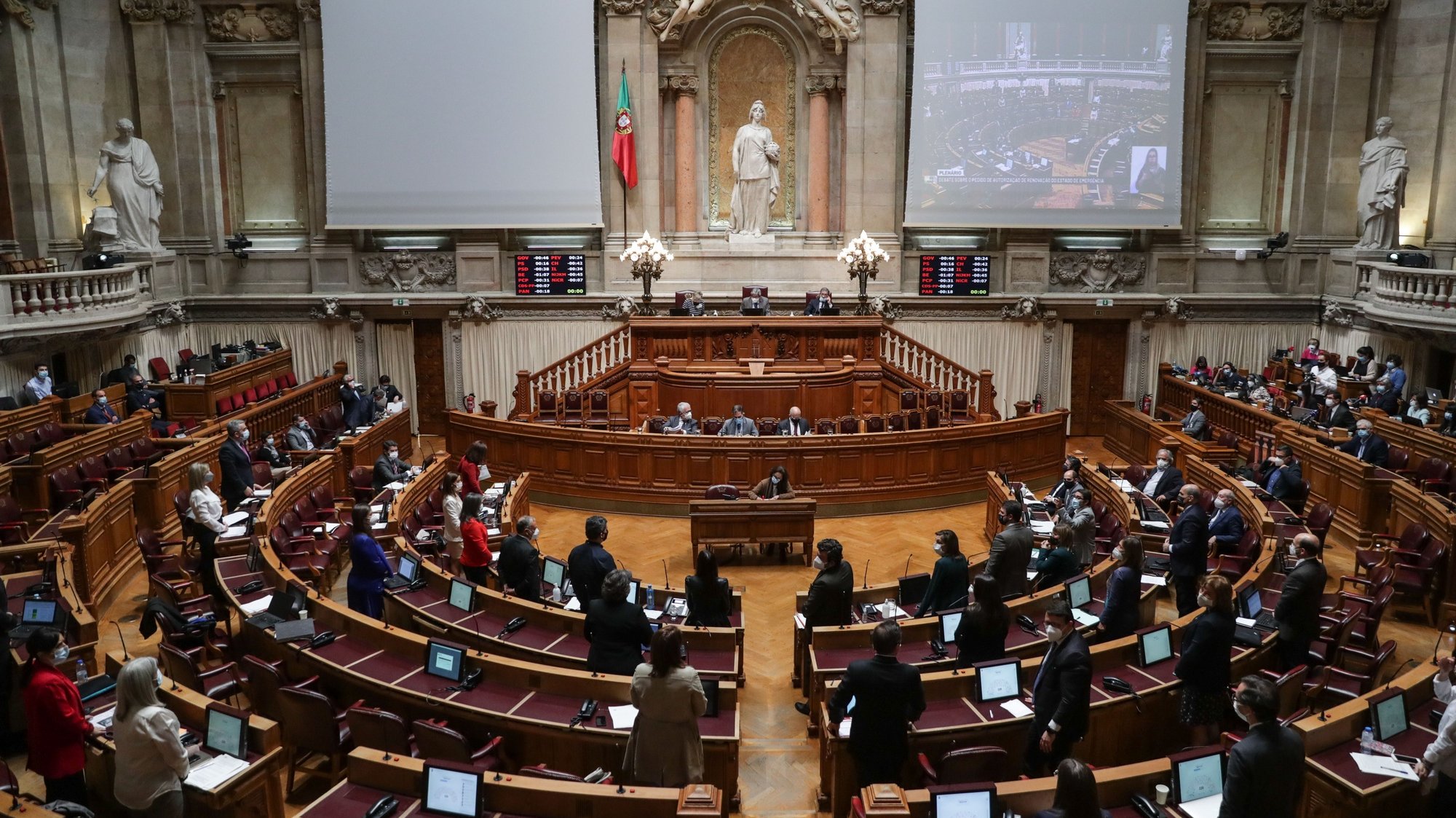 Deputados aprovam o pedido de autorização de renovação do Estado de Emergência na Assembleia da Repúlica em Lisboa, 25 de março de 2021. TIAGO PETINGA/LUSA