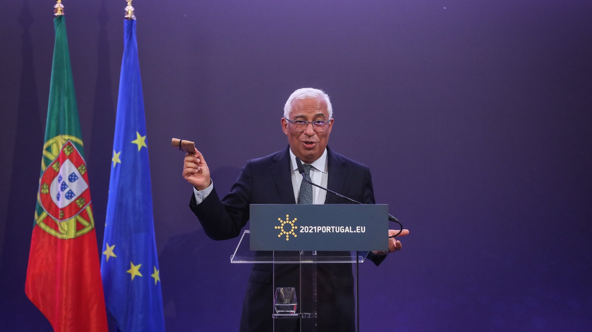 Portuguese Prime Minister, António Costa, shows a protective cork mask carrier during the press conference at the end of the European Council meeting, at Centro Cultural de Belém, Lisbon, March 25, 2021. MÁRIO CRUZ/LUSA