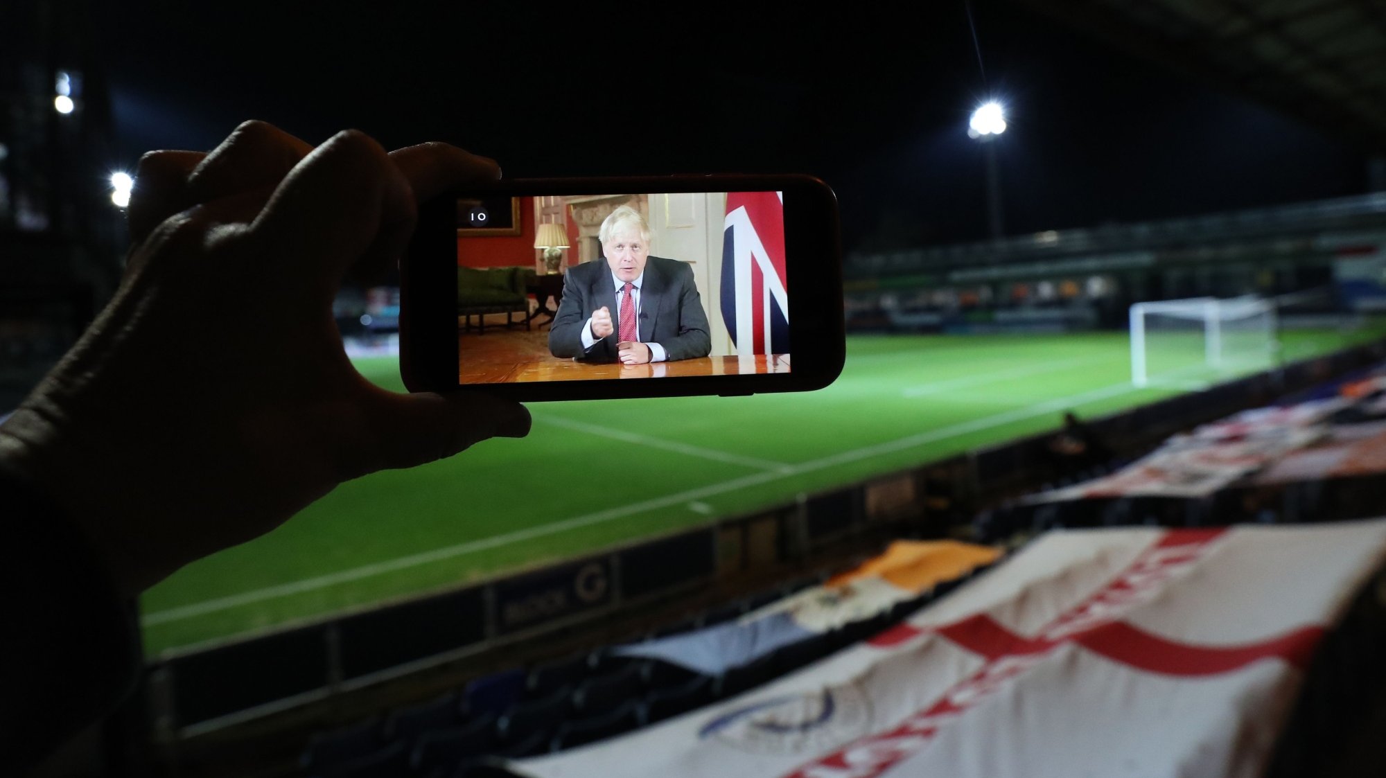 Primeiro-ministro Boris Johnson está prestes a concretizar um desejo há muito aguardado em Inglaterra: abrir bancadas dos estádios ao futebol