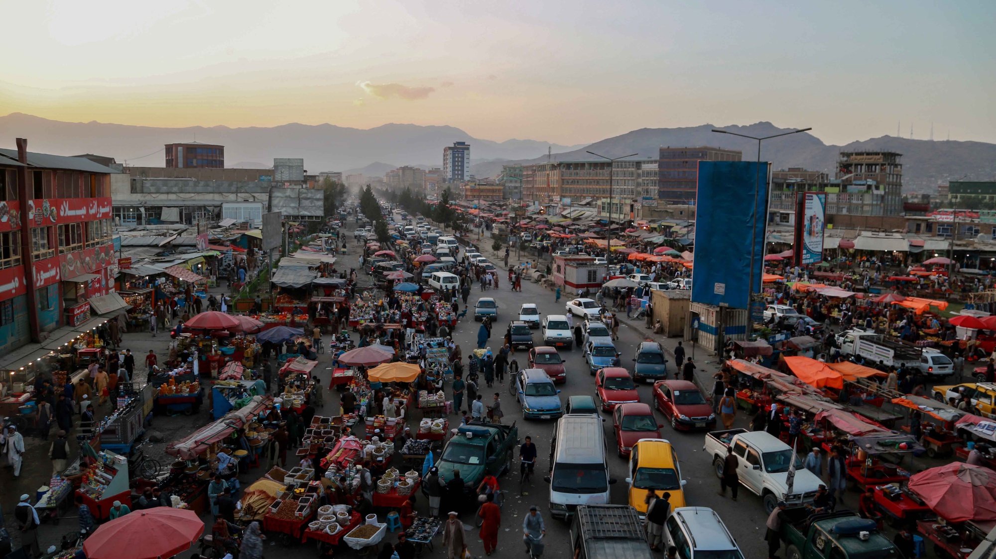 epa09492682 A view of a traffic jam in Kabul, Afghanistan, 28 September 2021. Lack of international recognition remains a pressing problem for the Taliban, who are not only geopolitically isolated but are also facing a major cash crunch after international financing institutions froze most of the funds Afghanistan has long relied upon for economic stability.  EPA/STRINGER